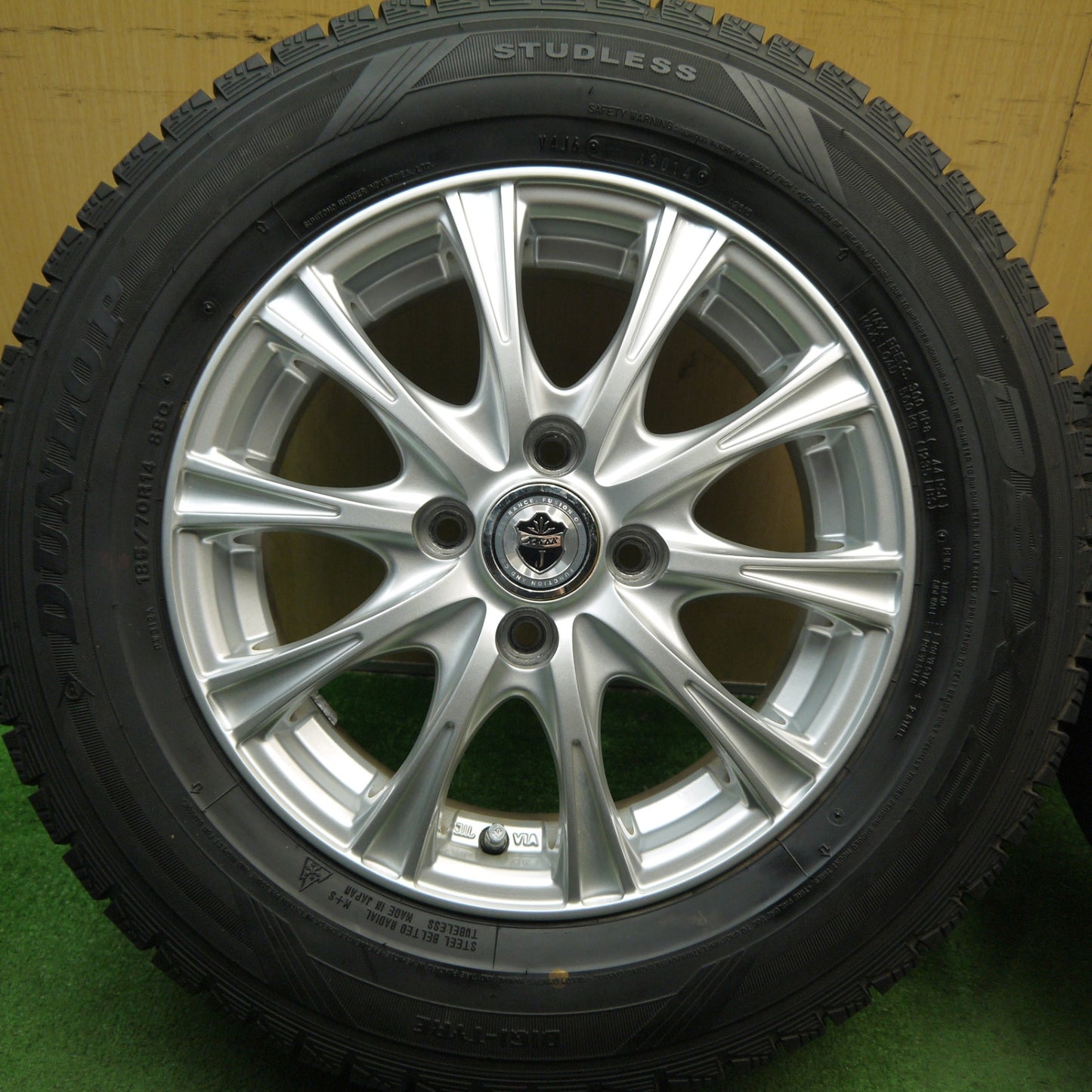 超バリ溝!キレイ!9.5分以上★スタッドレス 185/70R14 ダンロップ DSX-2 JOKER ジョーカー 14インチ PCD100/4H★5081201Hス