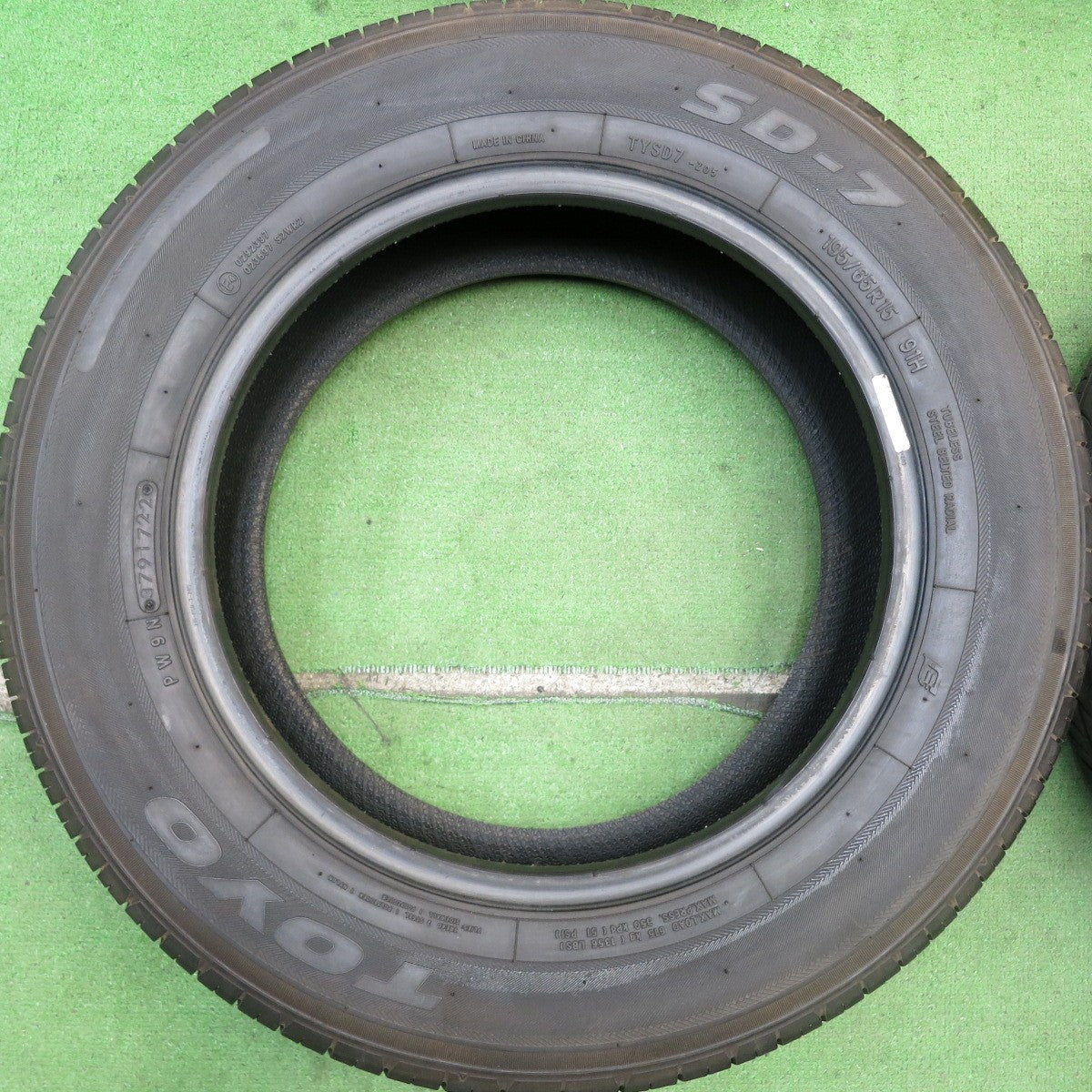 バリ溝!22年!9.5分★195/65R15 トーヨー SD-7 タイヤ 15インチ エスクァイア プリウス セレナ ノア ヴォクシー 等★5071712HAノタ