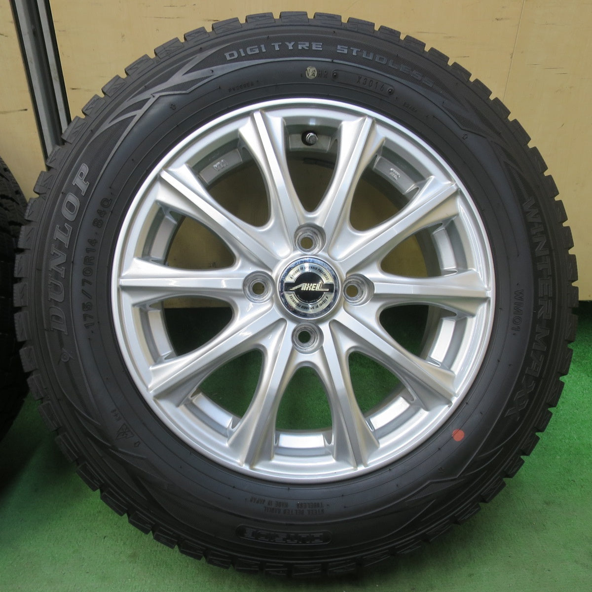 バリ溝!キレイ!9分★スタッドレス 175/70R14 ダンロップ ウインターマックス WM01 AXEL アクセル 14インチ PCD100/4H★6010907イス
