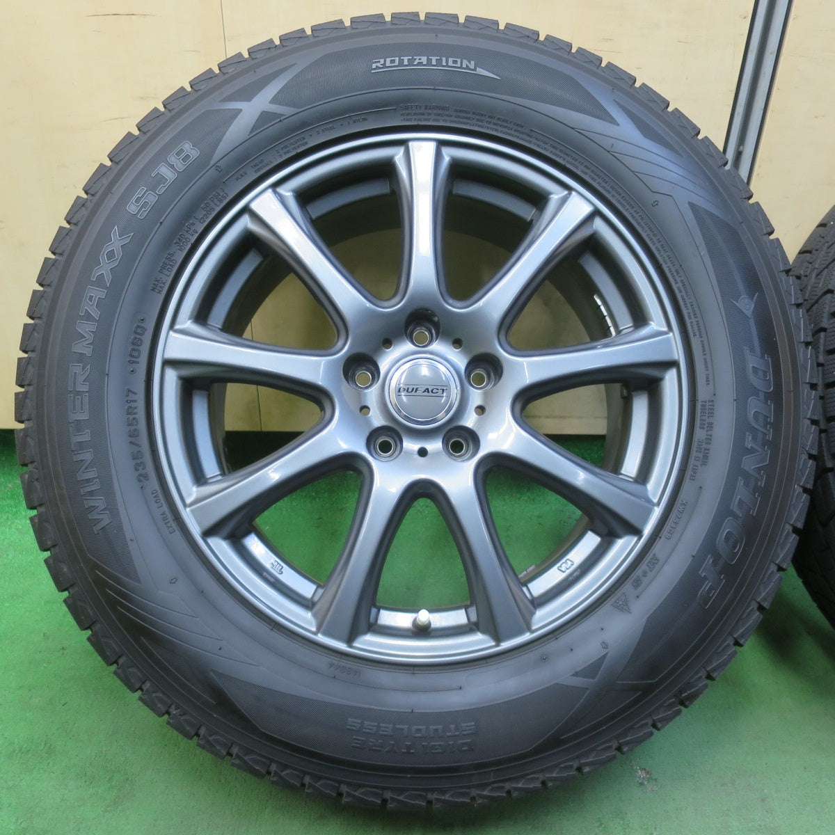 バリ溝!キレイ!9.5分★スタッドレス 235/65R17 ダンロップ ウインターマックス SJ8 DUFACT デュファクト 17インチ PCD114.3/5H★5092601イス