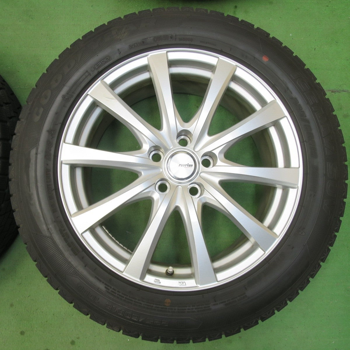 バリ溝!キレイ!9.5分★スタッドレス 225/60R18 グッドイヤー アイスナビ SUV ravrion RS01 ラブリオン 18インチ PCD114.3/5H★5040701イス