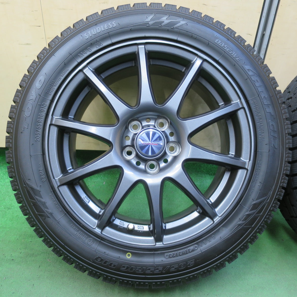 ほぼ未使用!23年!キレイ★86 BRZ 等 205/55R16 スタッドレス トーヨー オブザーブ ガリット GIZ VELVA CHARGE ヴェルヴァ チャージ 16インチ PCD100/5H★5090907イス
