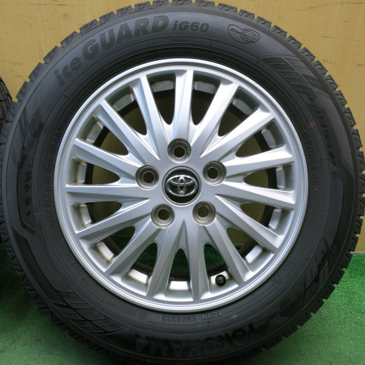 バリ溝!23年!9分★トヨタ 80系 ヴォクシー ノア エスクァイア 純正 195/65R15 スタッドレス ヨコハマ アイスガード iG60 15インチ PCD114.3/5H★5090408HAス