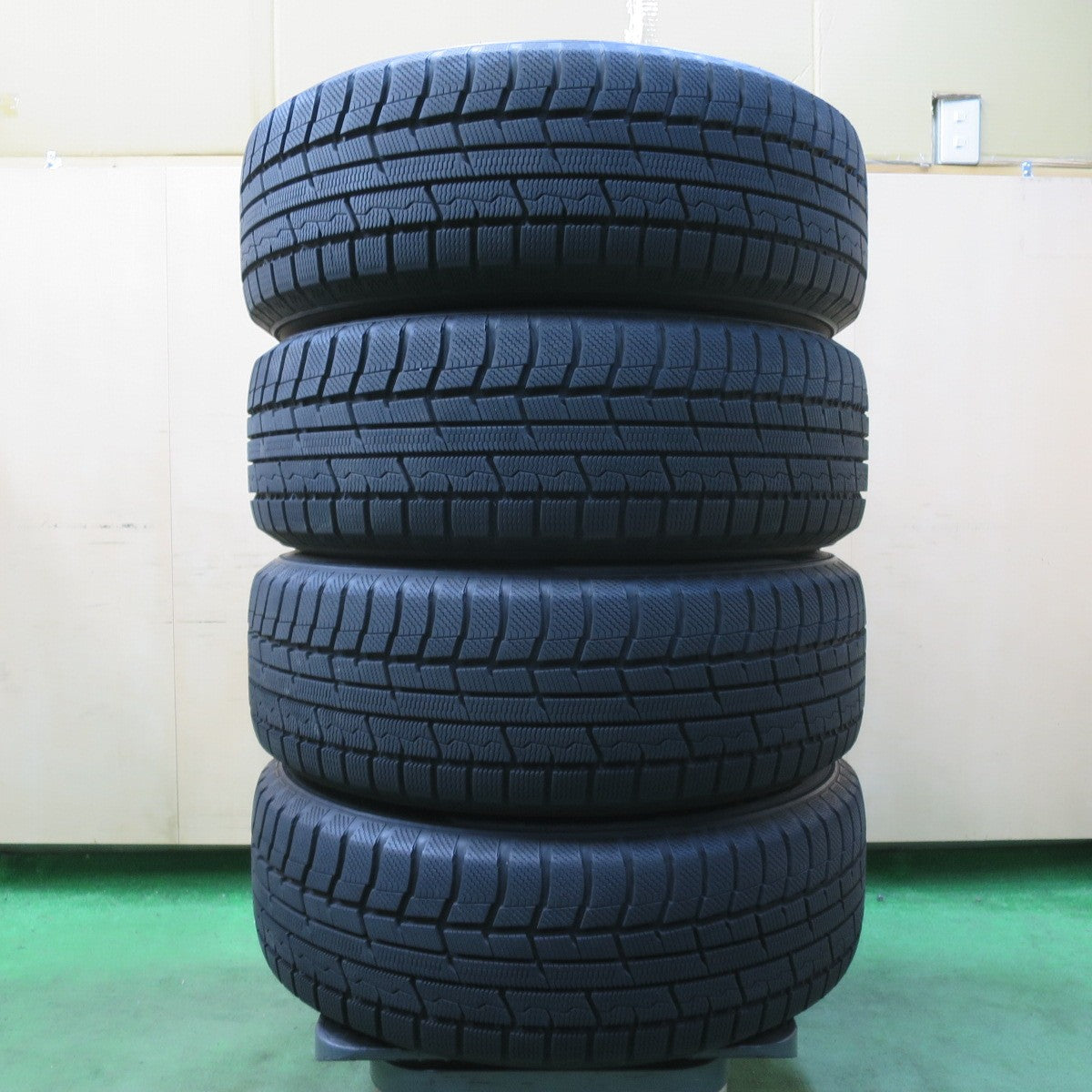 バリ溝!23年!美品!9.5分★スタッドレス 215/60R17 トーヨー ウインター トランパス TX D.O.S. DOS 17インチ PCD114.3/5H★5042802イス