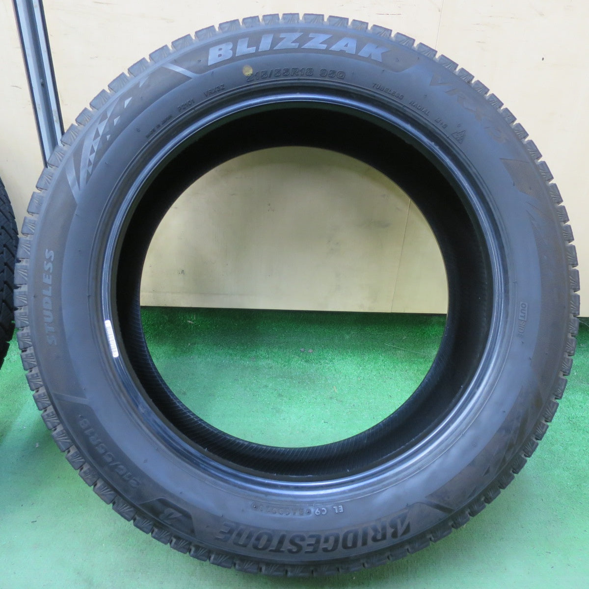 バリ溝!23年!9.5分★スタッドレス 215/55R18 ブリヂストン ブリザック VRX3 タイヤ 18インチ CX-30 ボルボ V60 等★5082605イスタ