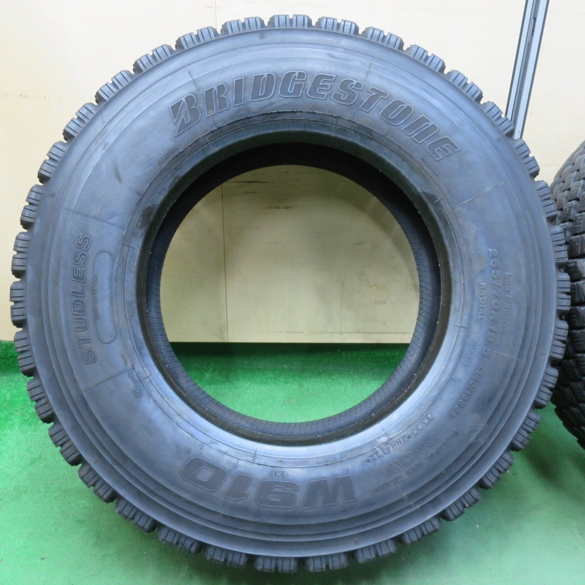 バリ溝!22年!9.5分!2本★トラック タイヤ 265/70R19.5 140/138J スタッドレス ブリヂストン W910 19.5インチ★5021409イスタ