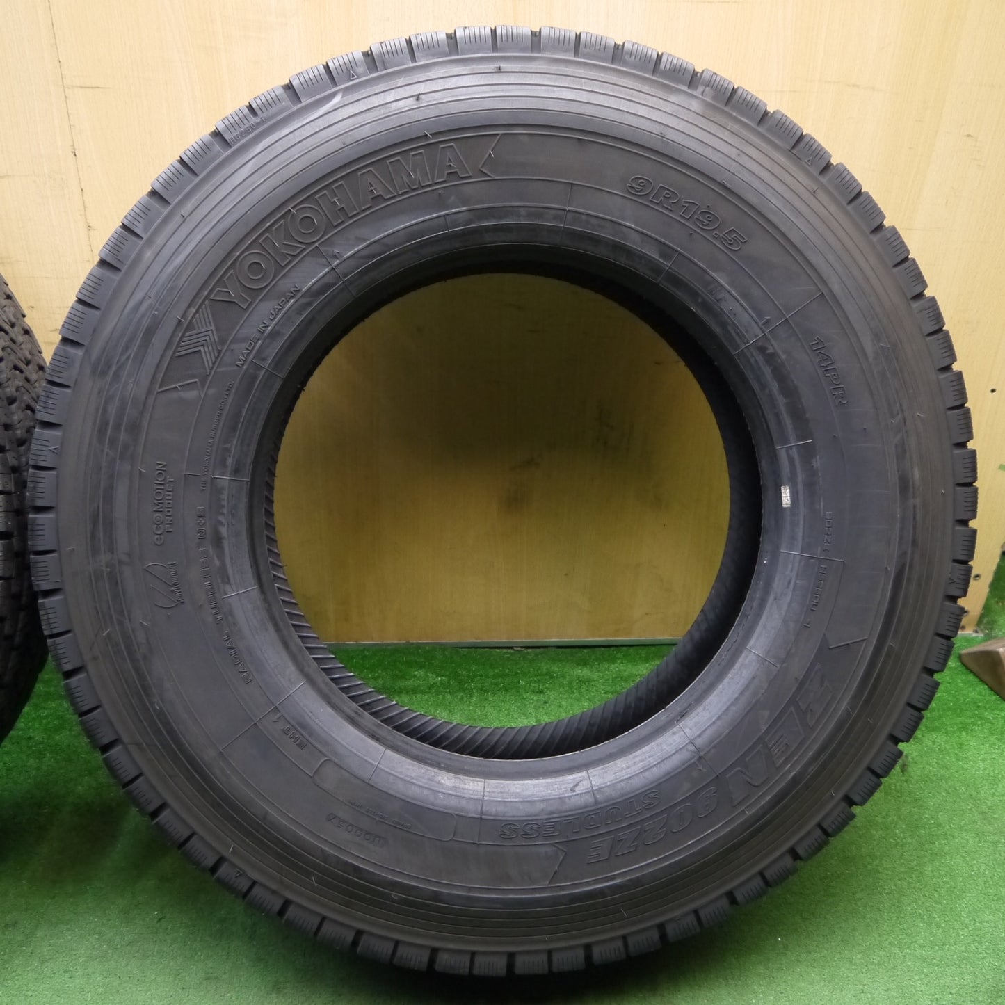 バリ溝!9分!2本★トラック バス タイヤ 9R19.5 14PR スタッドレス ヨコハマ ZEN 902ZE 19.5インチ★5062307KKスタ