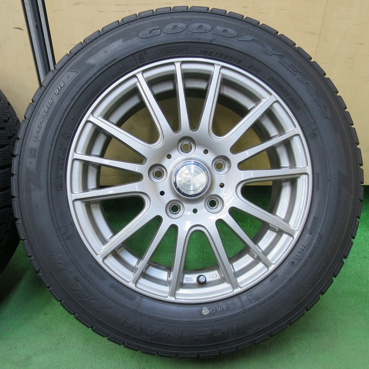 バリ溝!8.5分★スタッドレス 195/65R15 グッドイヤー アイスナビ ZEA2 ravrion selzer ラブリオン 15インチ PCD114.3/5H★5021117イス