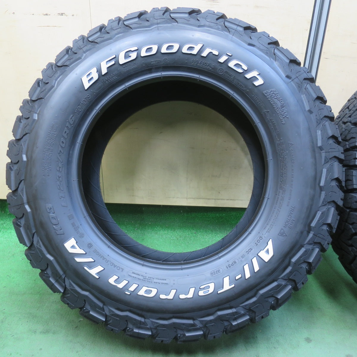ほぼ未使用!25年★235/70R16 110/107S BFグッドリッチ All-Terrain T/A KO3 ホワイトレター タイヤ 16インチ デリカ D:5 等★6011505イノタ