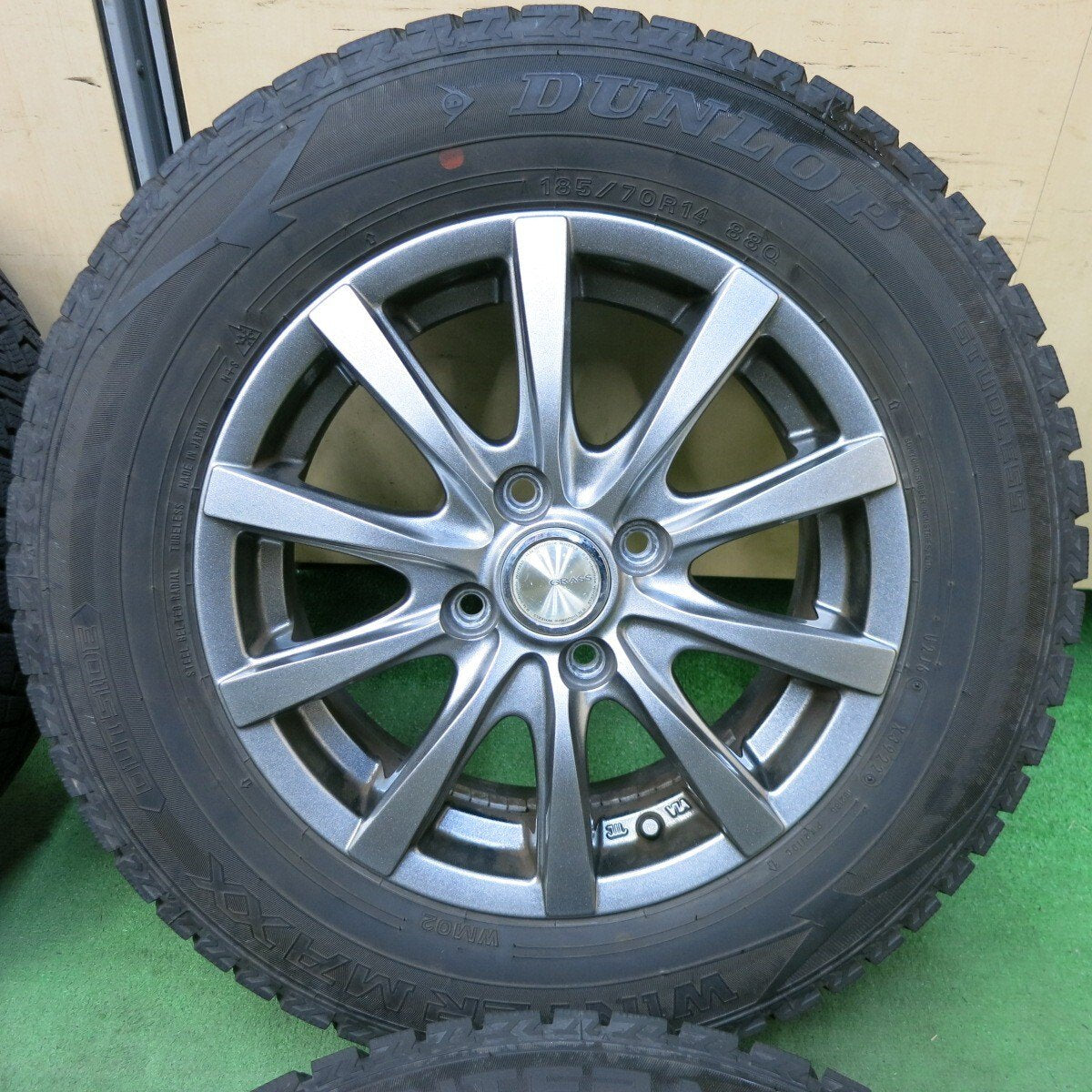 バリ溝!22年!キレイ!9.5分★スタッドレス 185/70R14 ダンロップ ウインターマックス WM02 GRASS グラス 14インチ PCD100/4H★5022803SYス