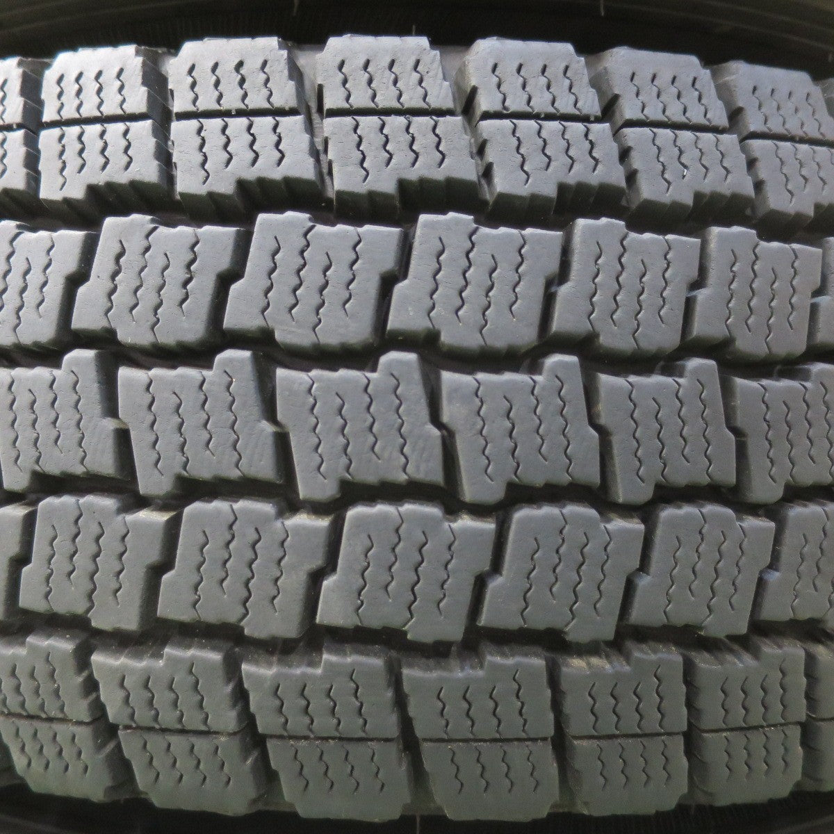 バリ溝!22年!キレイ!9.5分★スタッドレス 195/80R15 107/105L グッドイヤー アイスナビ CARGO DELF FLEX 15インチ PCD139.7/6H★5042912イス