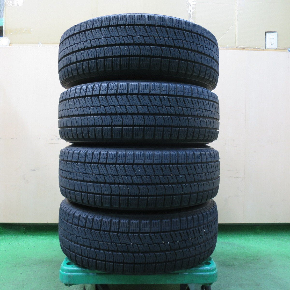バリ溝!20年!キレイ!9.5分★スタッドレス 215/65R16 ブリヂストン ブリザック VRX2 STRANGER ストレンジャー 16インチ PCD114.3/5H★4112503イス