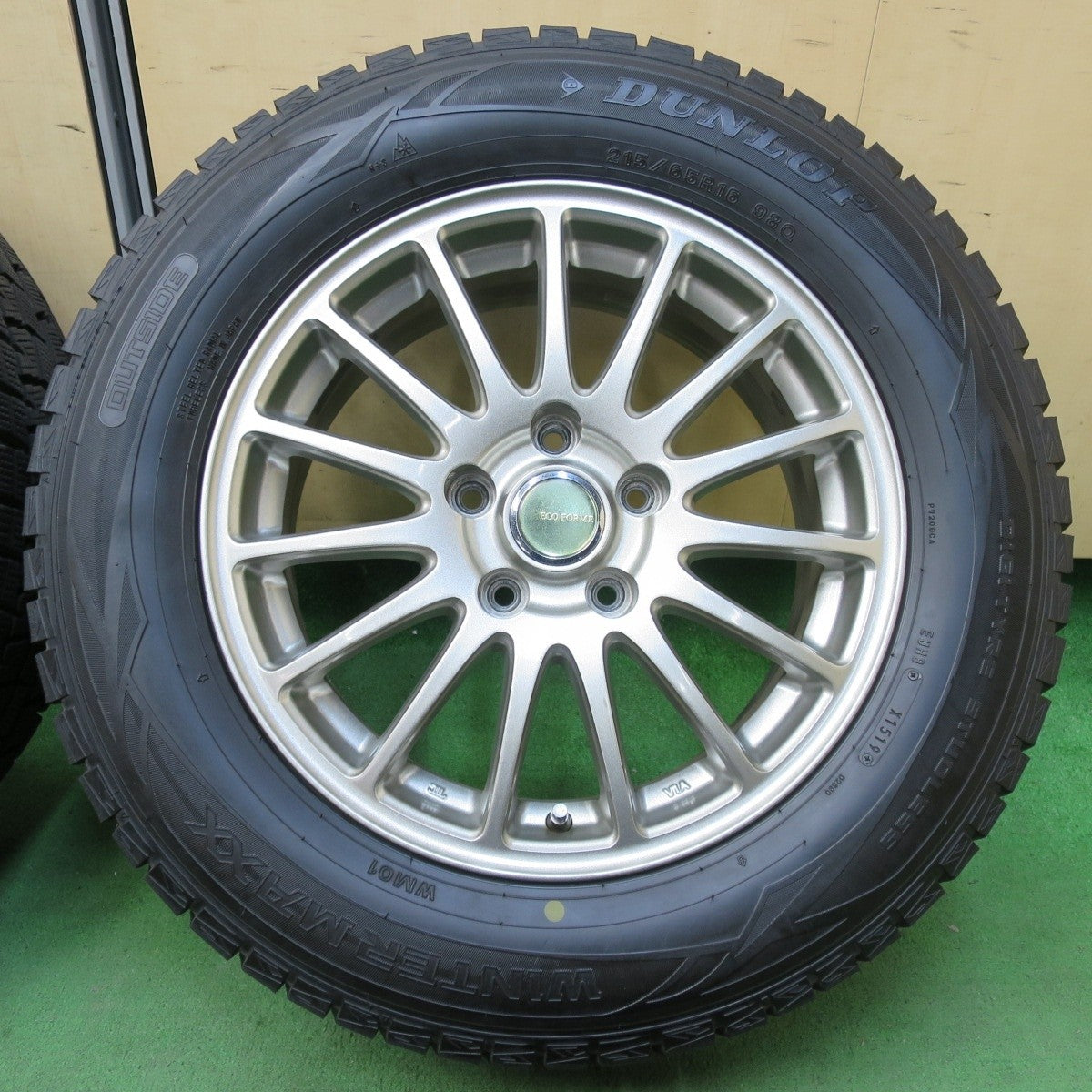 バリ溝!キレイ!9.5分★スタッドレス 215/65R16 ダンロップ ウインターマックス WM01 ECO FORME エコフォルム 16インチ PCD114.3/5H★5012103イス