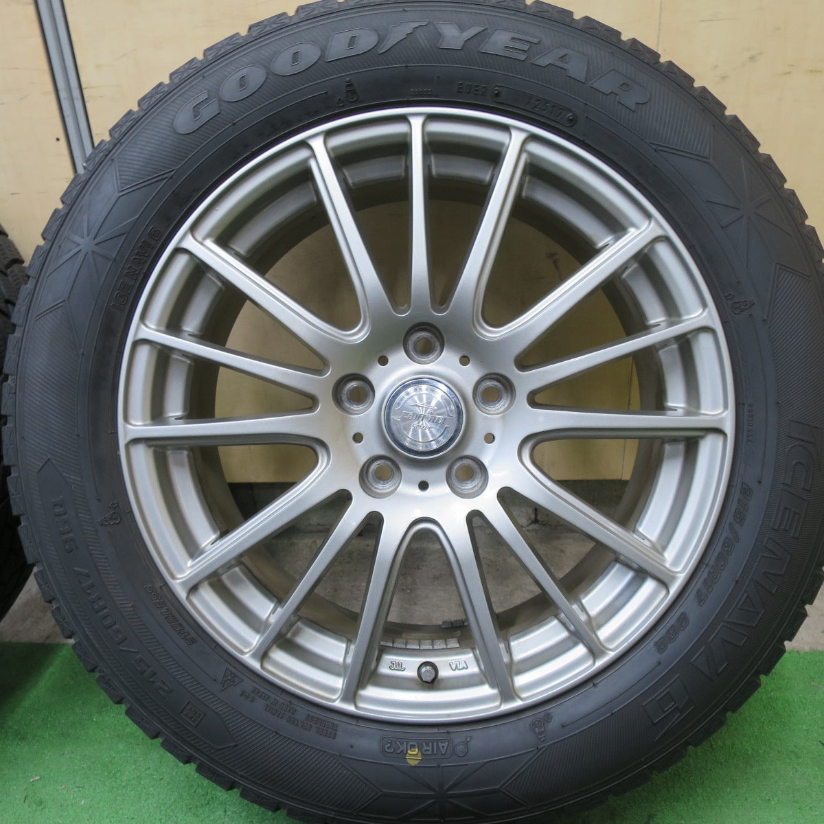 バリ溝!キレイ!8.5分★スタッドレス 215/60R17 グッドイヤー アイスナビ6 ravrion Selzer ラブリオン 17インチ PCD114.3/5H★5052003TTス