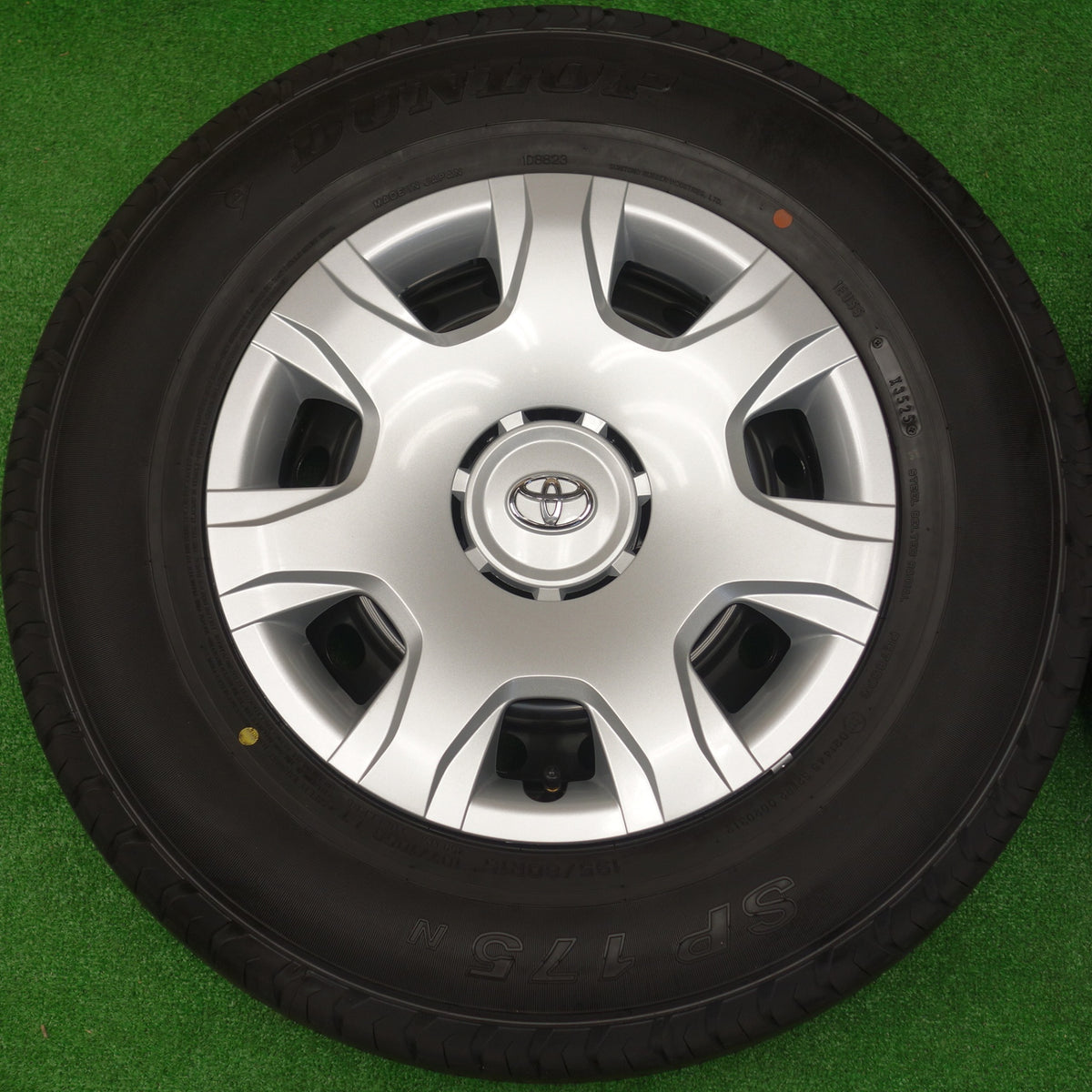 新車外し!25年★トヨタ 200系 ハイエース 純正 スチール 195/80R15 107/105S ダンロップ SP175N 15インチ PCD139.7/6H★5120701KTノ