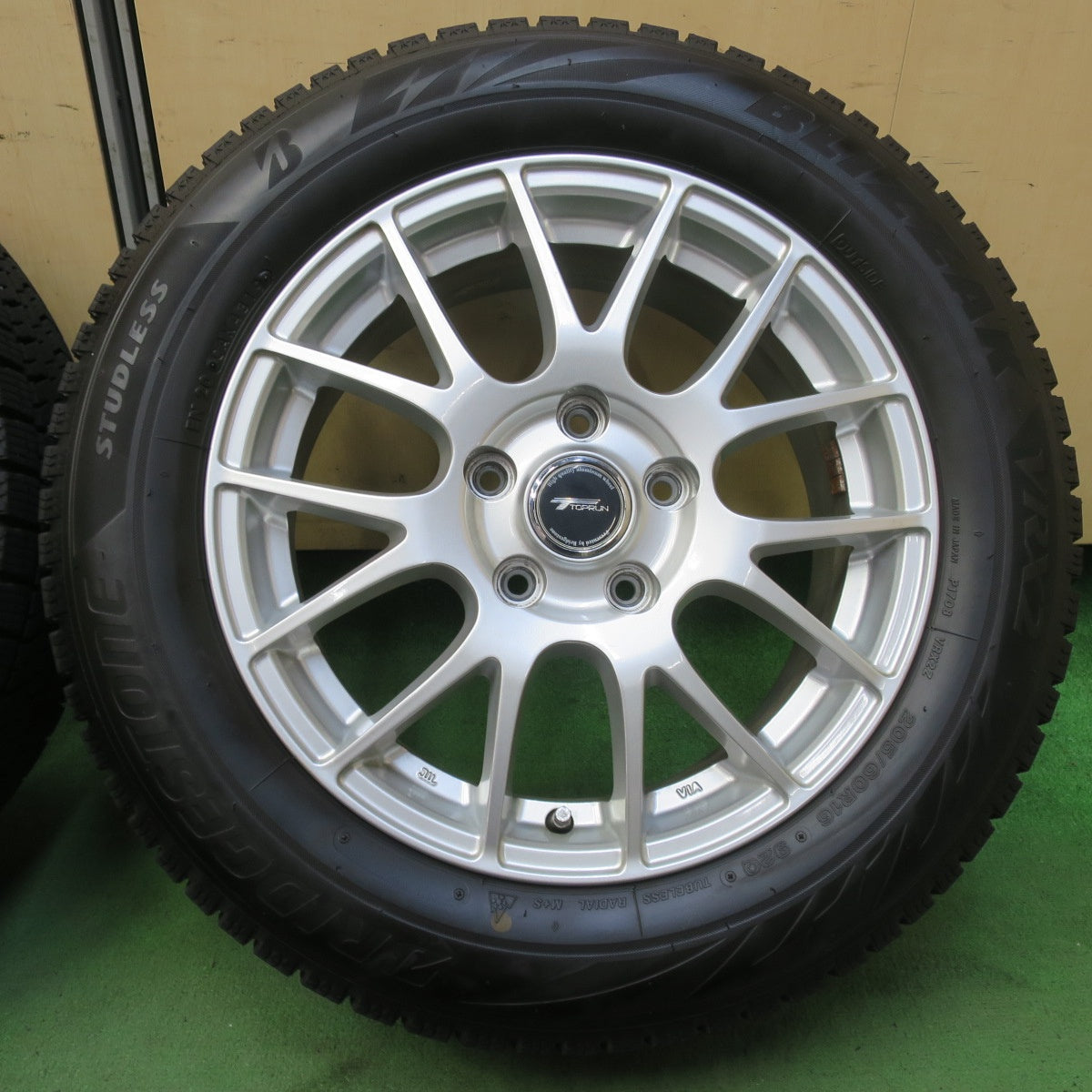 バリ溝!キレイ!9.5分★スタッドレス 205/60R16 ブリヂストン ブリザック VRX2 TOPRUN トップラン 16インチ PCD114.3/5H★5092309イス