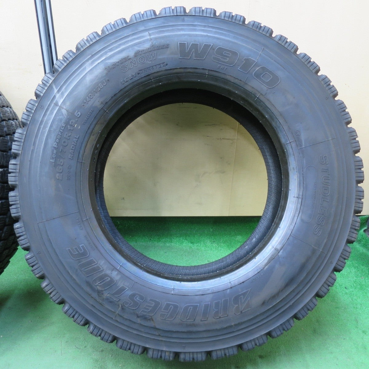 バリ溝!22年!9.5分!2本★トラック タイヤ 265/70R19.5 140/138J スタッドレス ブリヂストン W910 19.5インチ★5021409イスタ