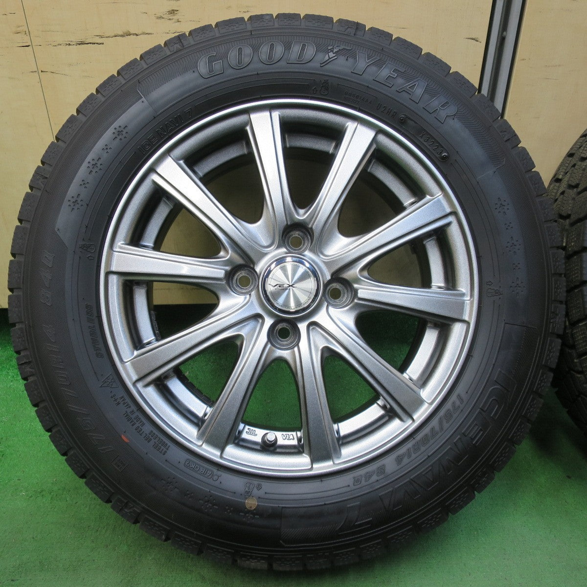 バリ溝!23年!キレイ!9.5分★スタッドレス 175/70R14 グッドイヤー アイスナビ7 V.E.X. VEX 14インチ PCD100/4H★5062905イス