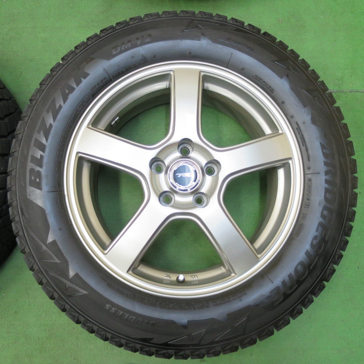 バリ溝!キレイ!9分★スタッドレス 225/65R17 ブリヂストン ブリザック DM-V2 TOPRUN トップラン 17インチ PCD114.3/5H★5010305イス