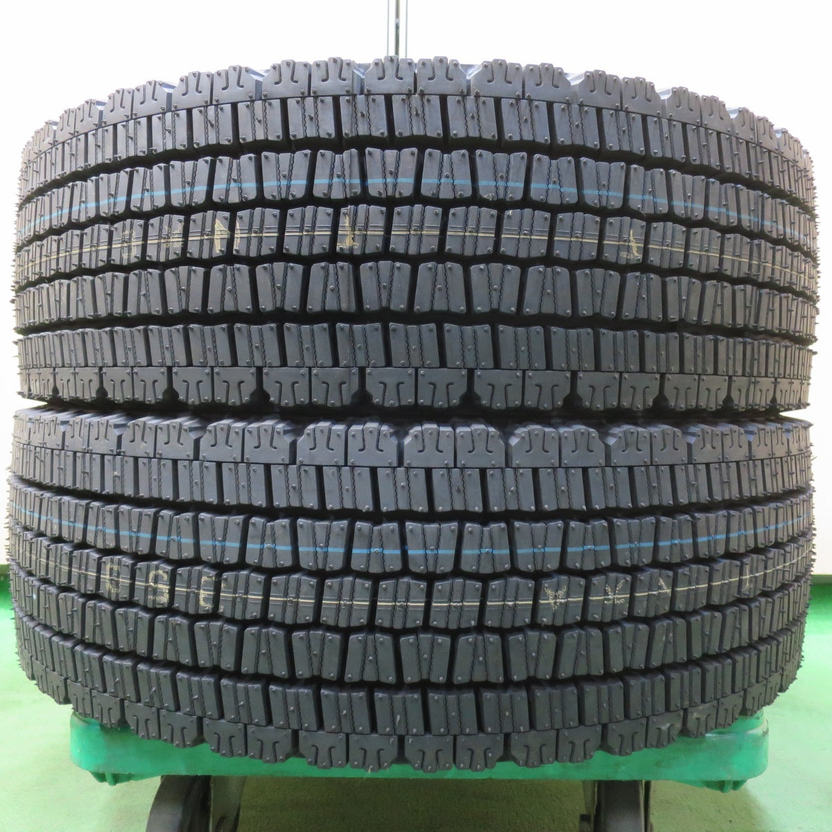 未使用!24年!2本★トラック タイヤ 245/70R19.5 136/134J スタッドレス ダンロップ デクテス SP081 DECTES 19.5インチ★5063001イスタ