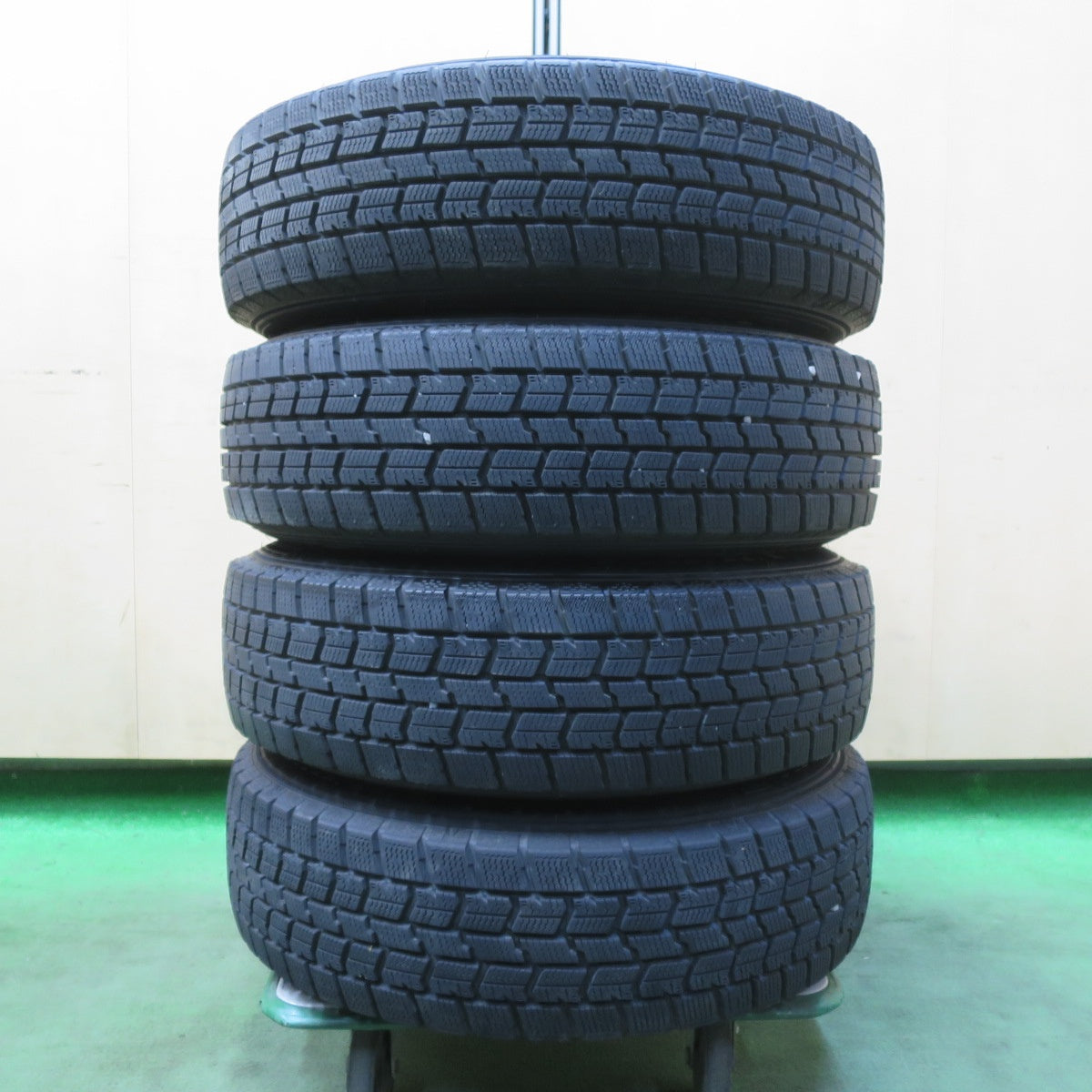 バリ溝!22年!キレイ!9.5分以上★スタッドレス 165/70R14 グッドイヤー アイスナビ7 SCHNEIDER MiD シュナイダー 14インチ PCD100/4H★5110406イス