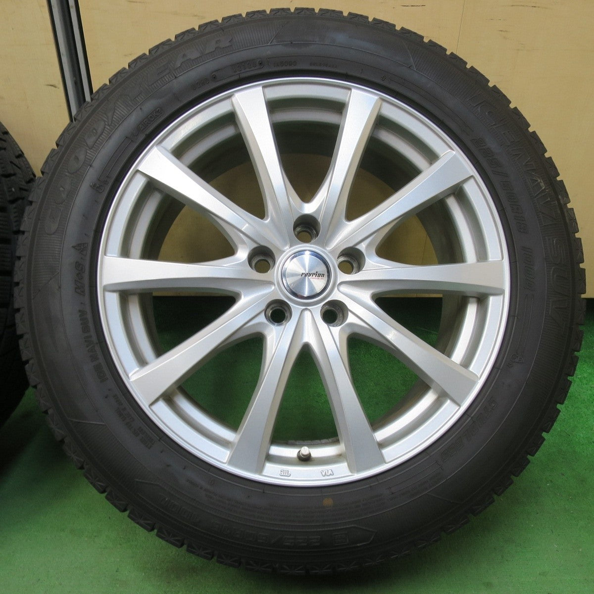 バリ溝!キレイ!9.5分★スタッドレス 225/60R18 グッドイヤー アイスナビ SUV ravrion RS01 ラブリオン 18インチ PCD114.3/5H★5040701イス