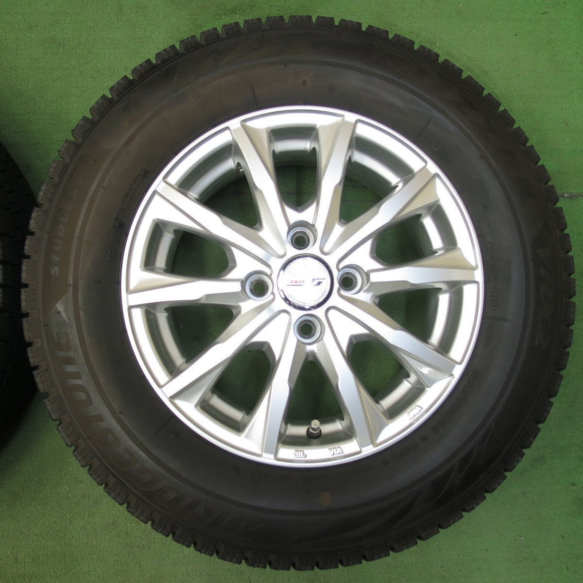 超バリ溝!23年!キレイ!ほぼ10分★スタッドレス 185/70R14 ブリヂストン ブリザック VRX2 JOKER ジョーカー 14インチ PCD100/4H★5100711イス