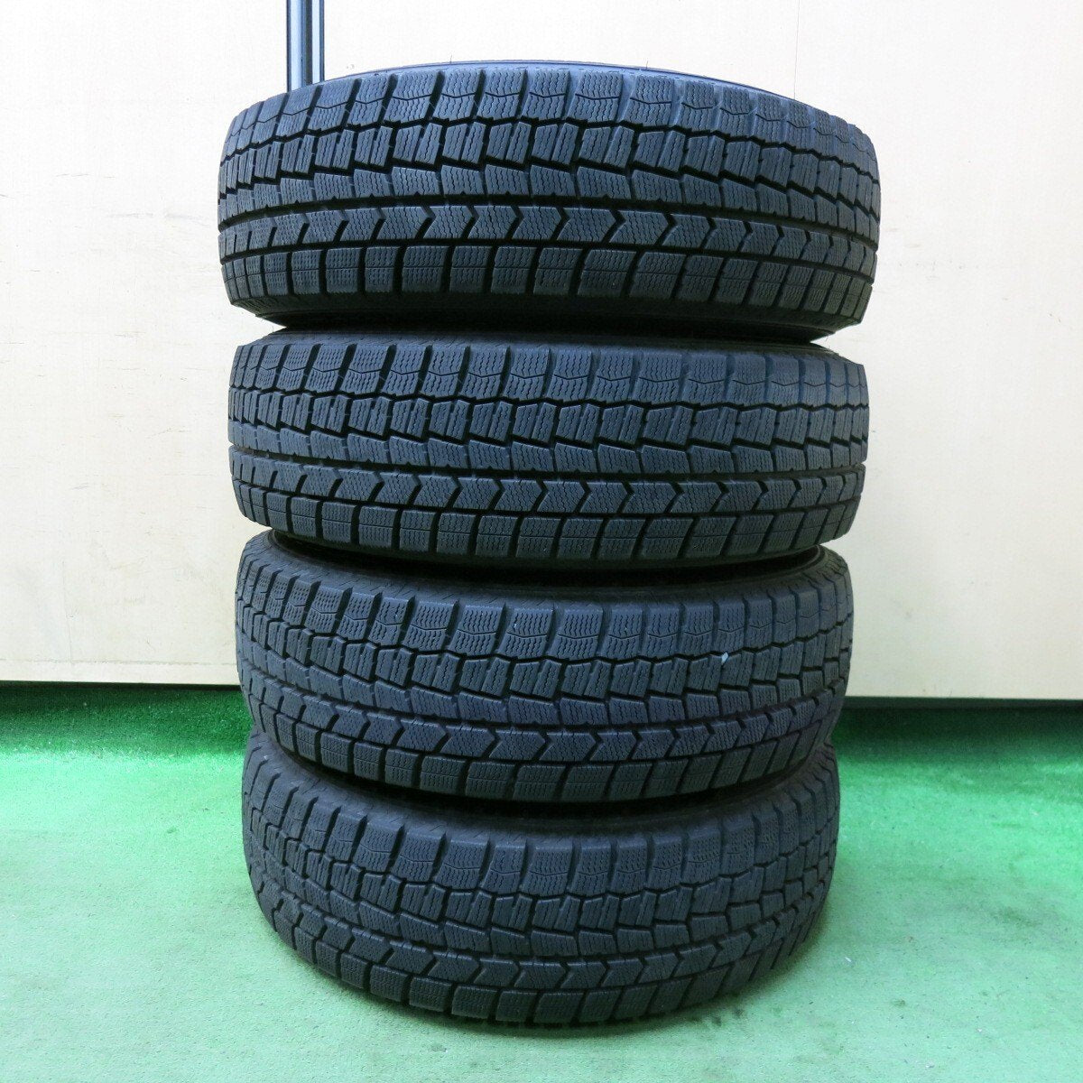 バリ溝!22年!キレイ!9.5分★スタッドレス 185/70R14 ダンロップ ウインターマックス WM02 GRASS グラス 14インチ PCD100/4H★5022803SYス
