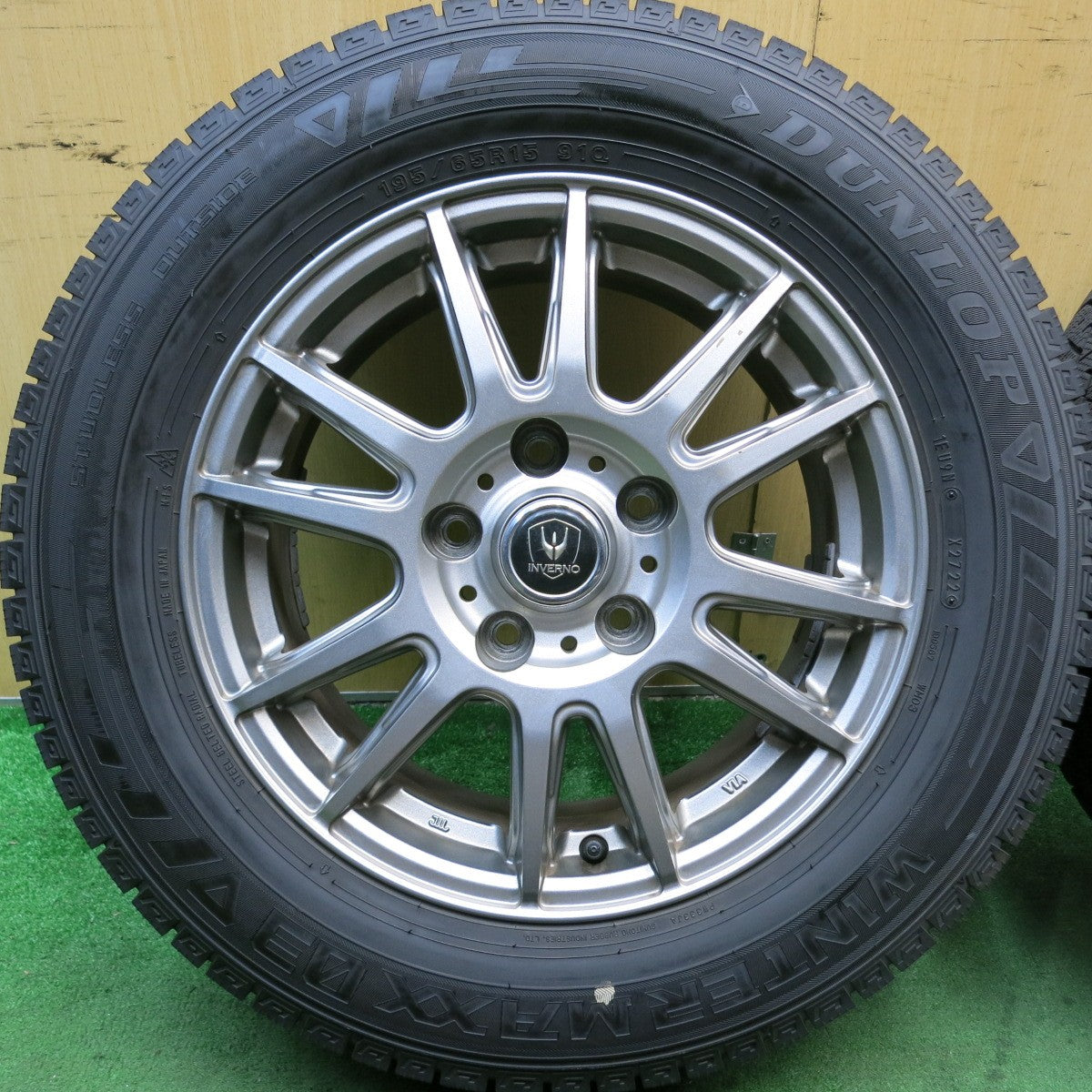 バリ溝!22年!キレイ!9.5分★スタッドレス 195/65R15 ダンロップ ウインターマックス 03 INVERNO 15インチ PCD114.3/5H★5082304HAス