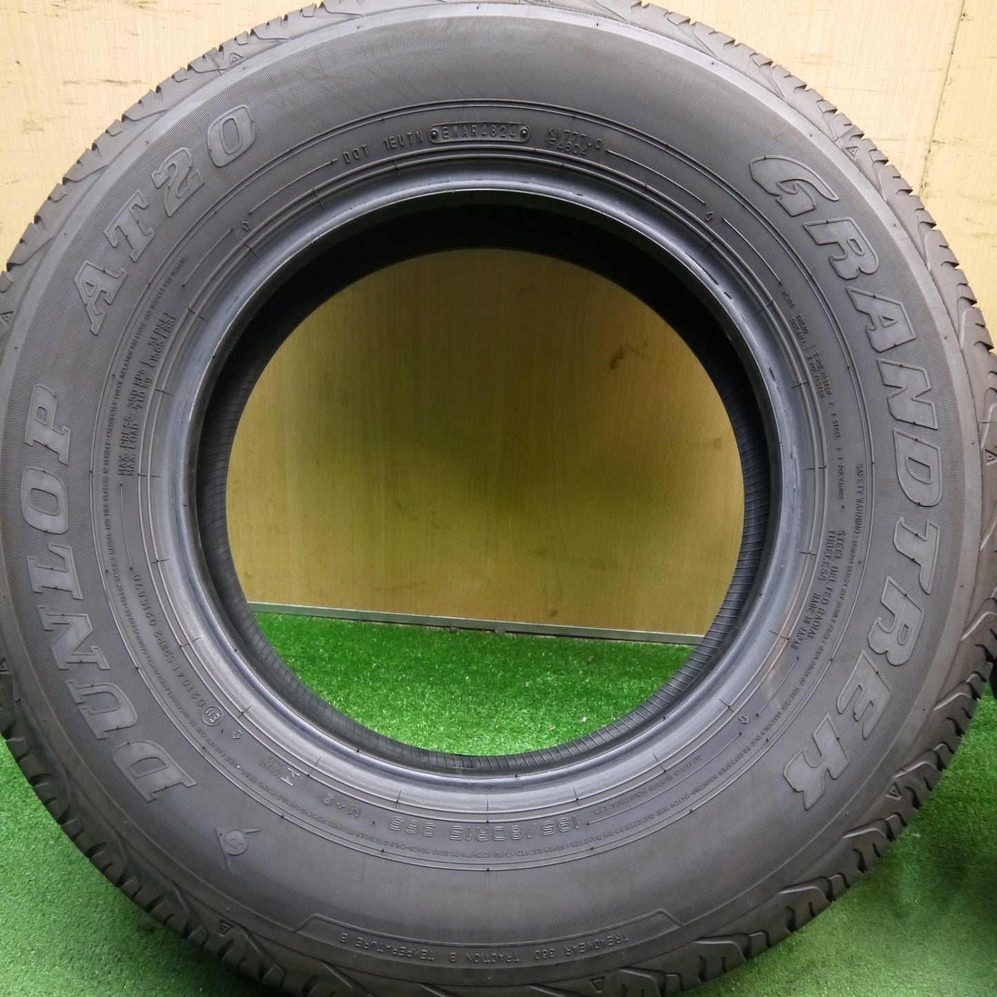 新車外し!24年★195/80R15 ダンロップ AT20 グラントレック タイヤ 15インチ ジムニー シエラ ハイエース 等★5070801Hノタ