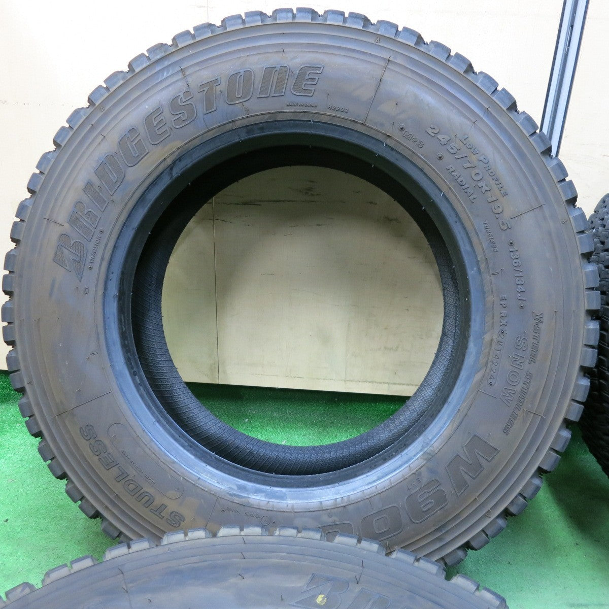 バリ溝!24年!9分!6本★トラック タイヤ 245/70R19.5 136/134J スタッドレス ブリヂストン W900 19.5インチ★5061904SYスタ