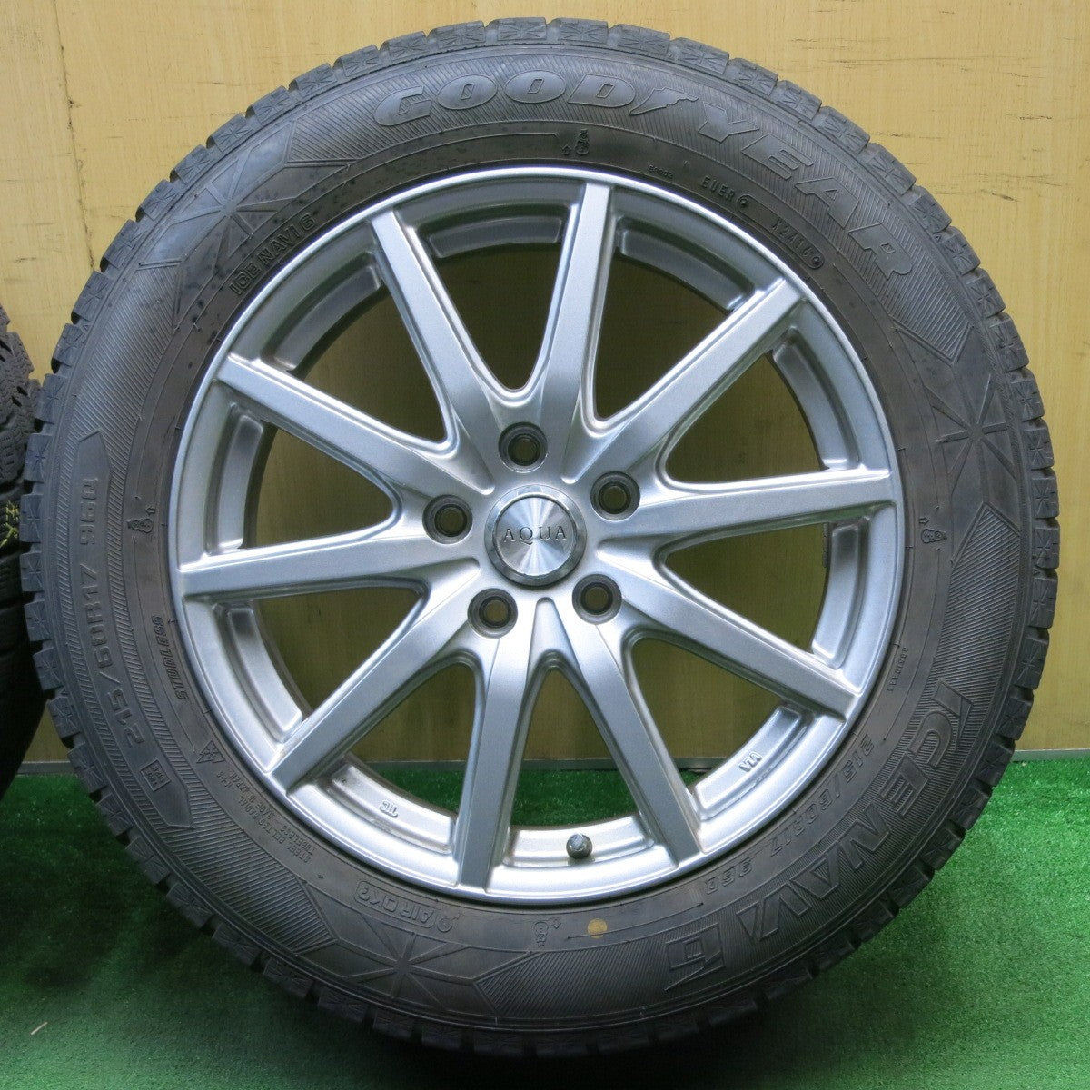 バリ溝!キレイ!9.5分★スタッドレス 215/60R17 グッドイヤー アイスナビ6 AQUA アクア 17インチ PCD114.3/5H★5042801NJス