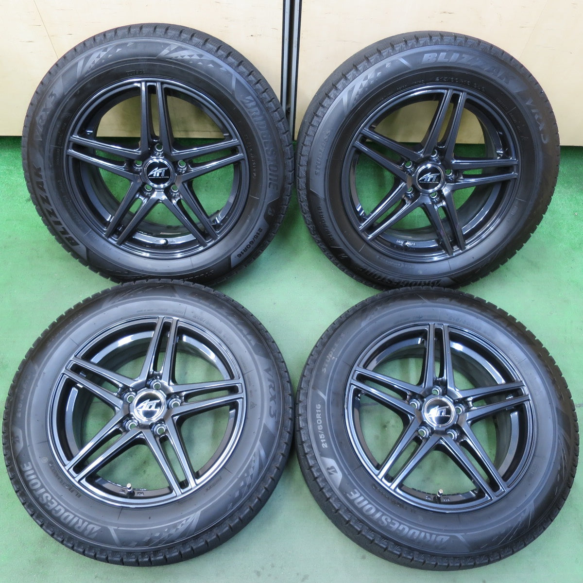 バリ溝!23年!キレイ!9.5分★アウディ A3 VW パサート 等 AFT ZINC 215/60R16 スタッドレス ブリヂストン ブリザック VRX3 16インチ PCD112/5H★5092010イス