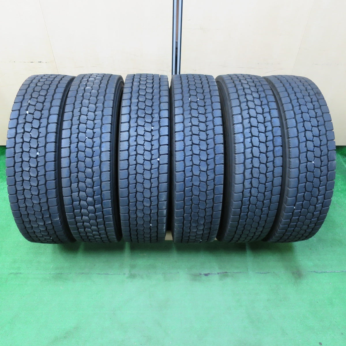 送料無料* バリ溝！22年！9分☆トラック タイヤ 225/80R17.5 123/122L