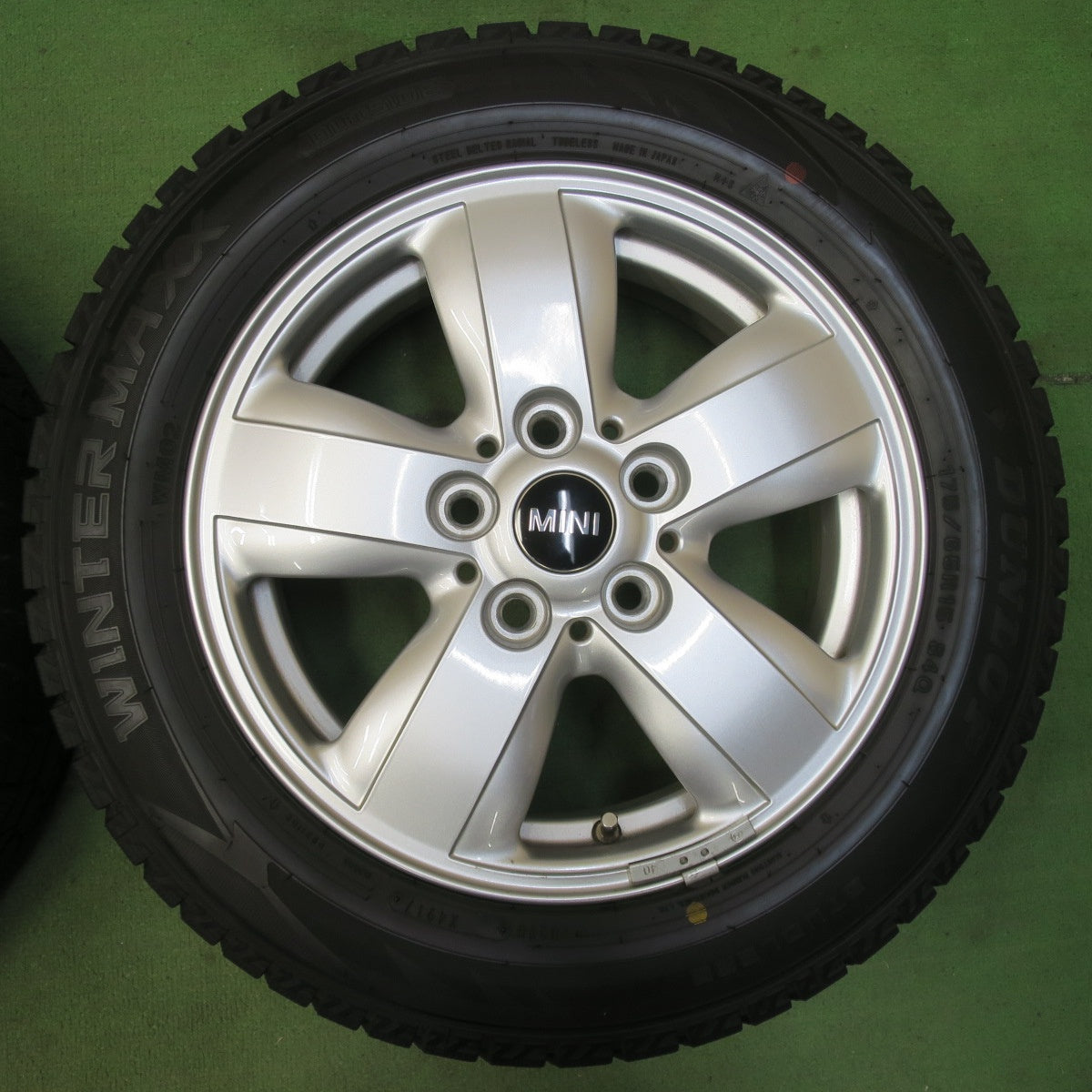 バリ溝!キレイ!9.5分★MINI F55 F56 ミニ クーパー 純正 175/65R15 スタッドレス ダンロップ ウインターマックス WM02 15インチ PCD112/5H★5103114イス