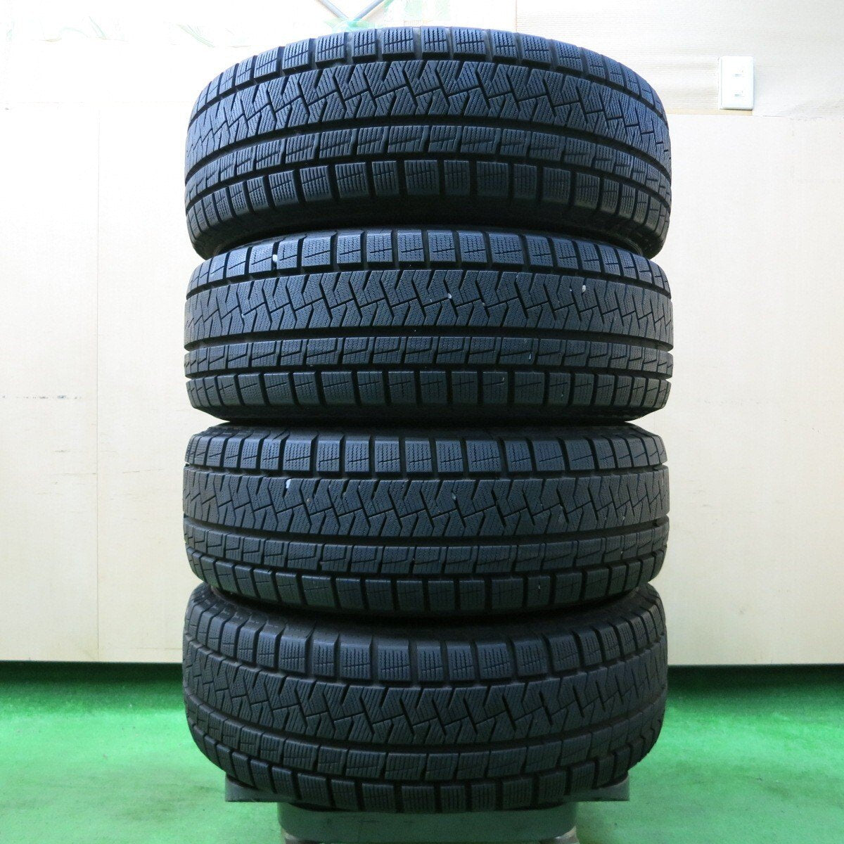 バリ溝!キレイ!9.5分以上★スタッドレス 195/65R15 ピレリ アイスアシンメトリコ プラス VELVA PCD114.3/5H★4051705イス