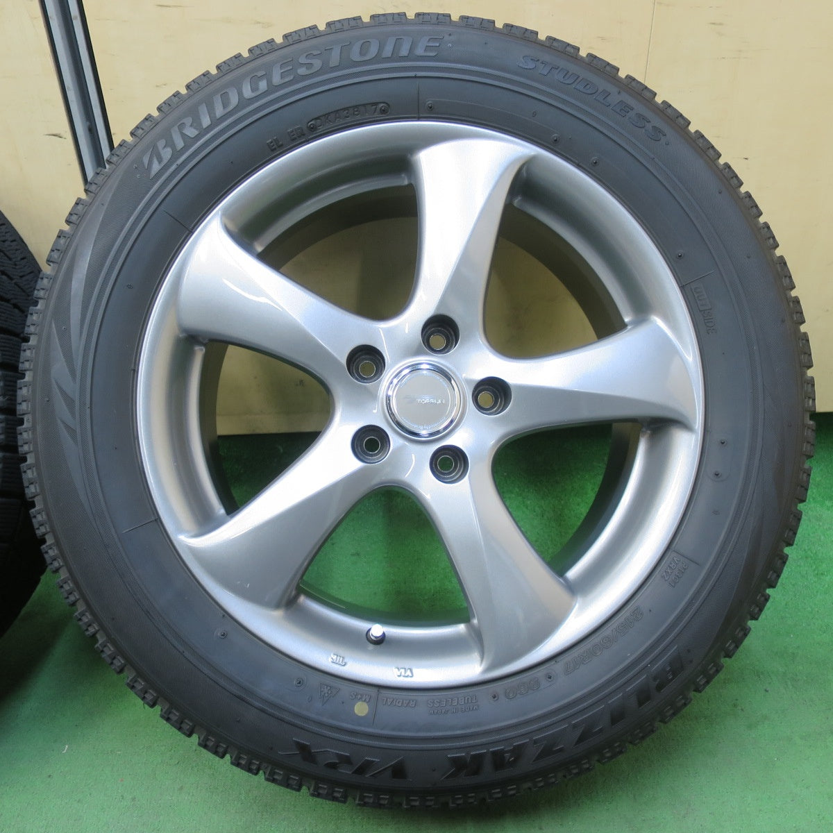 バリ溝!キレイ!8.5分★スタッドレス 215/60R17 ブリヂストン ブリザック VRX TOPRUN トップラン 17インチ PCD114.3/5H★5051513イス