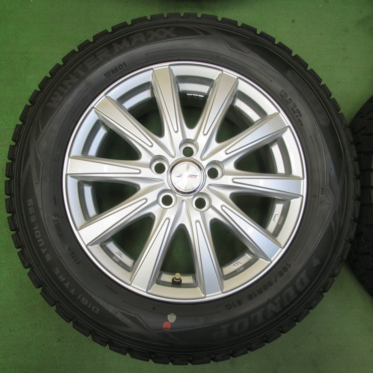 バリ溝!キレイ!ほぼ10分★プリウス 等 195/65R15 スタッドレス ダンロップ ウインターマックス WM01 JOKER ジョーカー 15インチ PCD100/5H★5071203イス