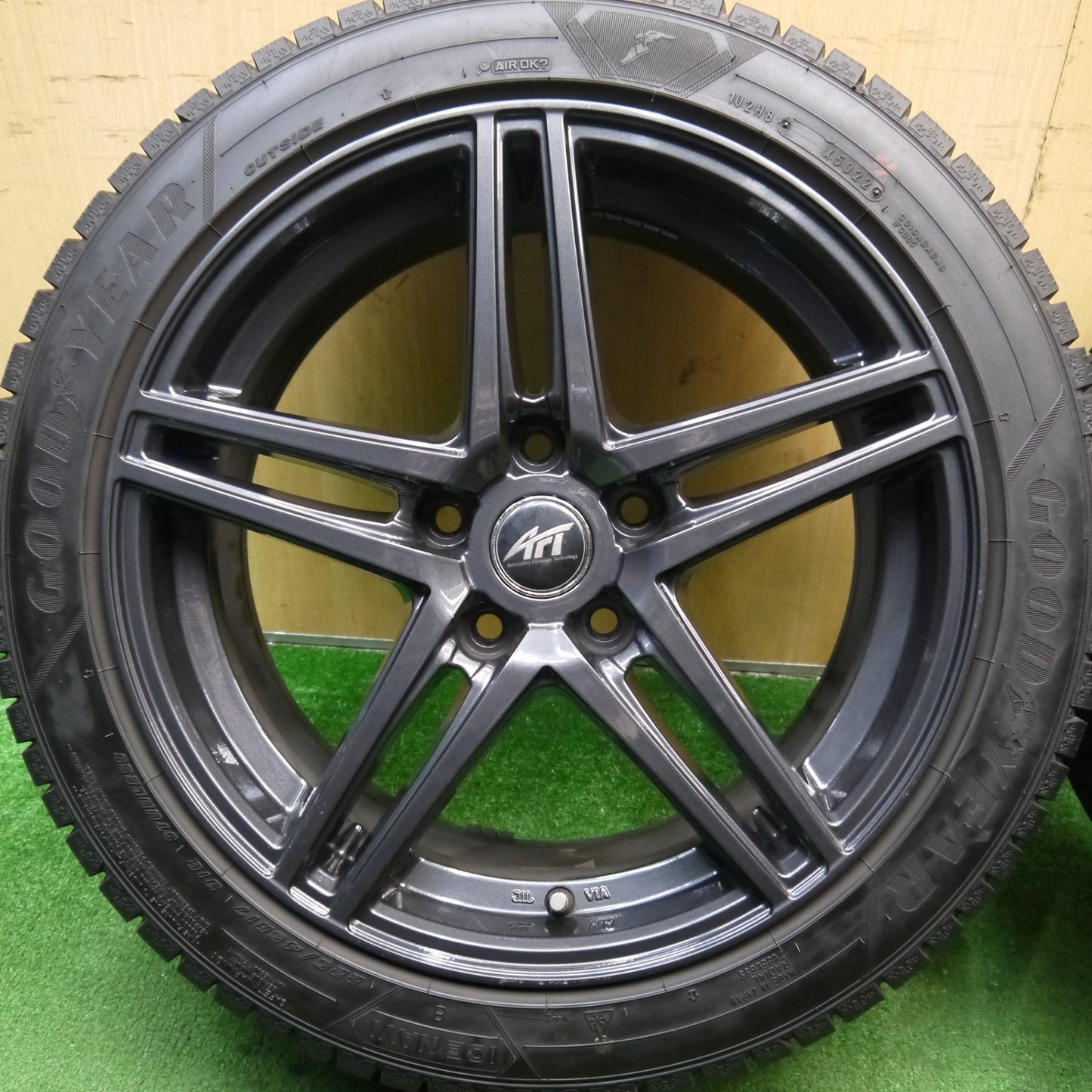 バリ溝!22年!キレイ!9.5分以上★BMW MINI 等 AFT ZINC 225/45R17 スタッドレス グッドイヤー アイスナビ8 ザンク 17インチ PCD112/5H★5062310Hス