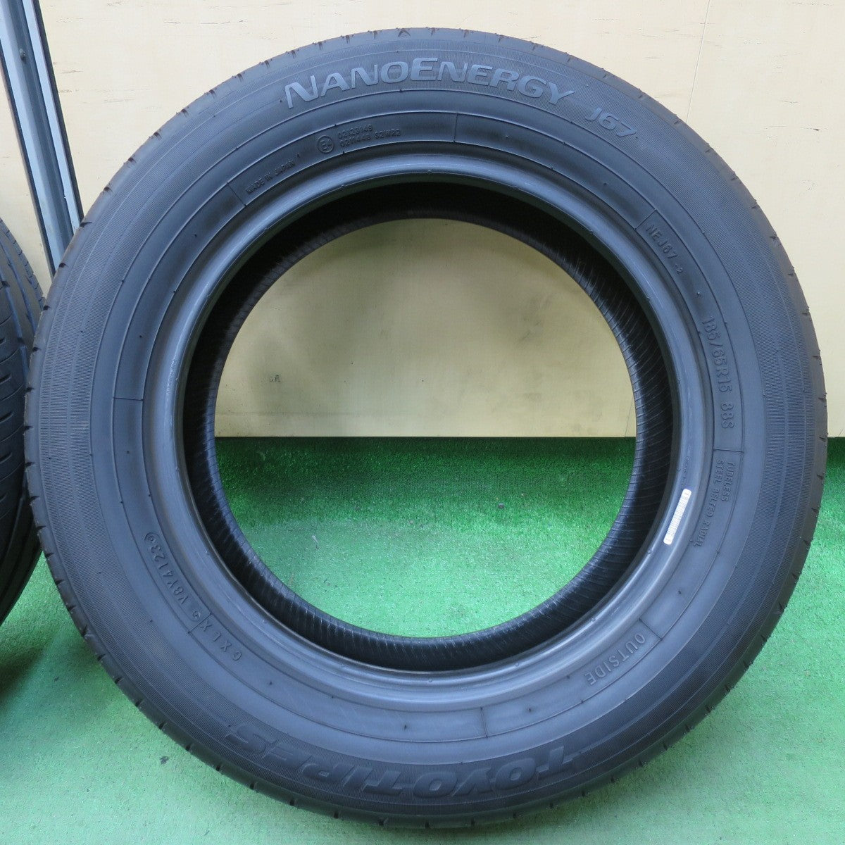 新車外し!23年★185/65R15 トーヨー ナノエナジー J67 タイヤ 15インチ シエンタ ノート デミオ フィット フリード 等★5042902イノタ