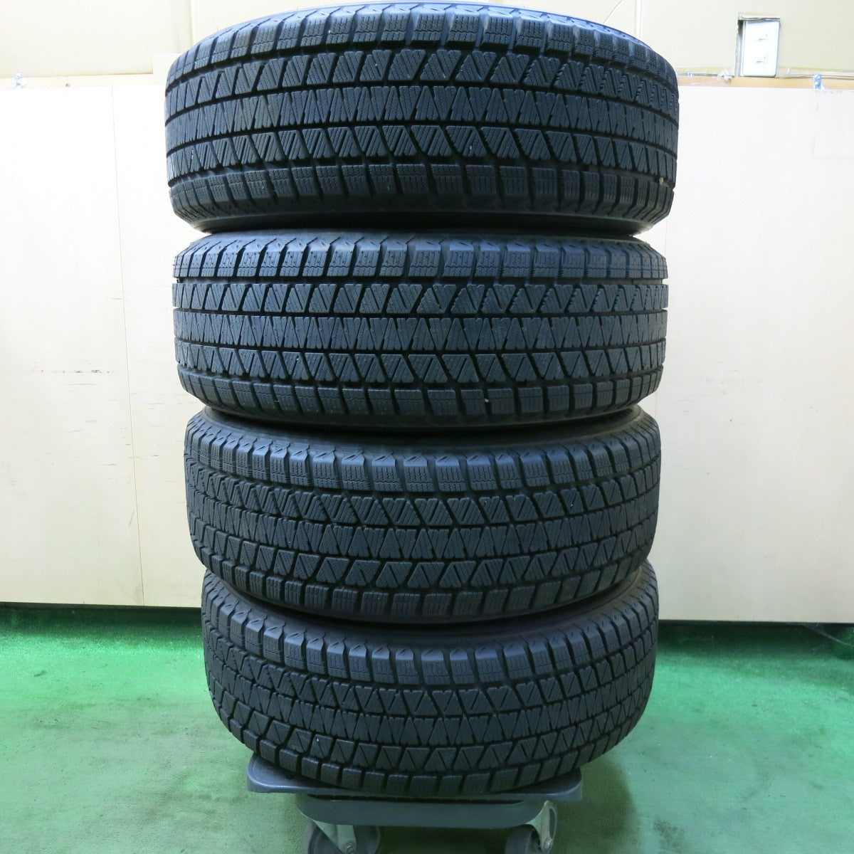 バリ溝!美品!9.5分以上★スタッドレス 235/60R18 ブリヂストン ブリザック DM-V3 AXEL アクセル 18インチ PCD114.3/5H★5090502SKス