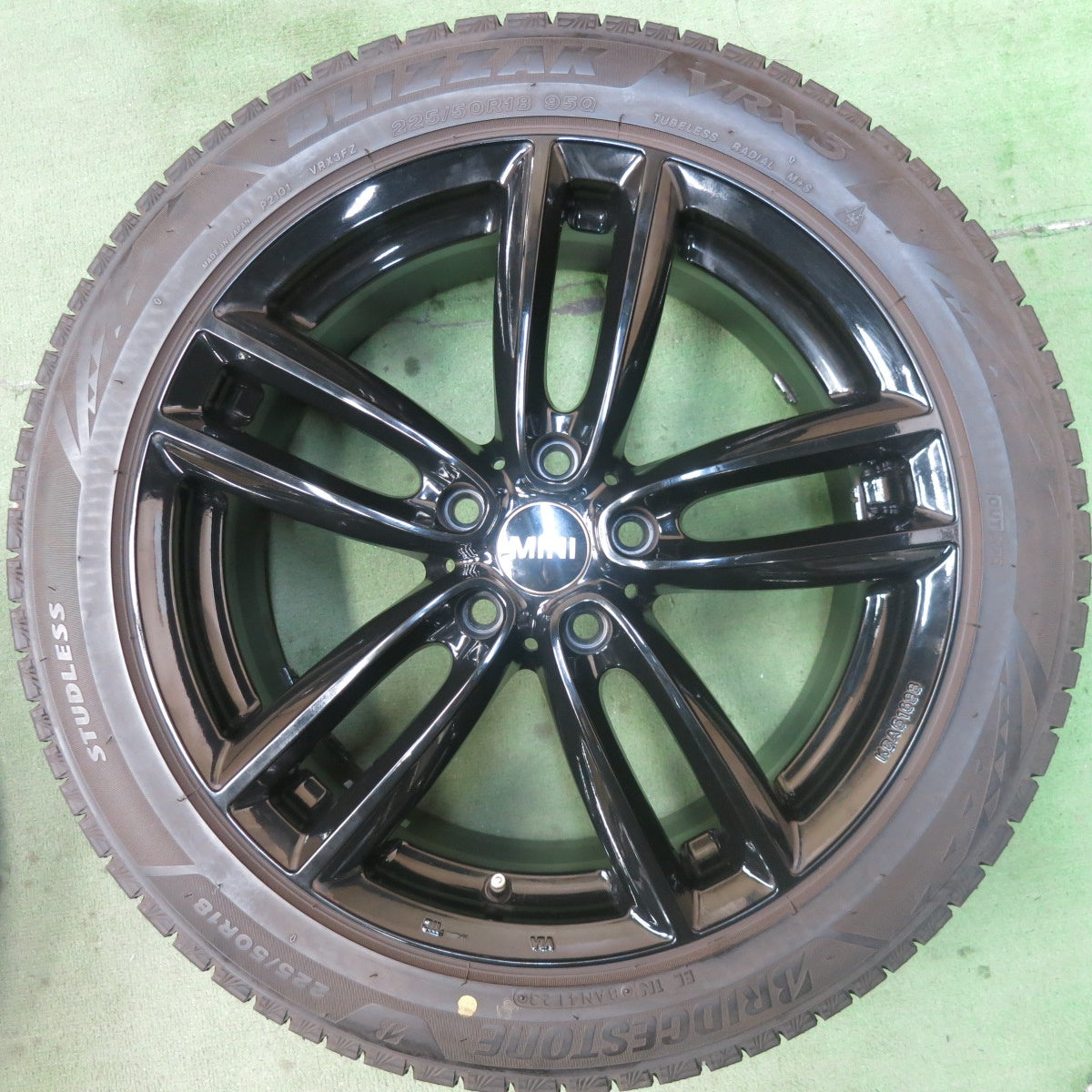 バリ溝!23年!キレイ!9.5分★MINI ミニ 等 MAK OXFORD 225/50R18 スタッドレス ブリヂストン ブリザック VRX3 マック オクスフォード 18インチ PCD112/5H★5092001SKス