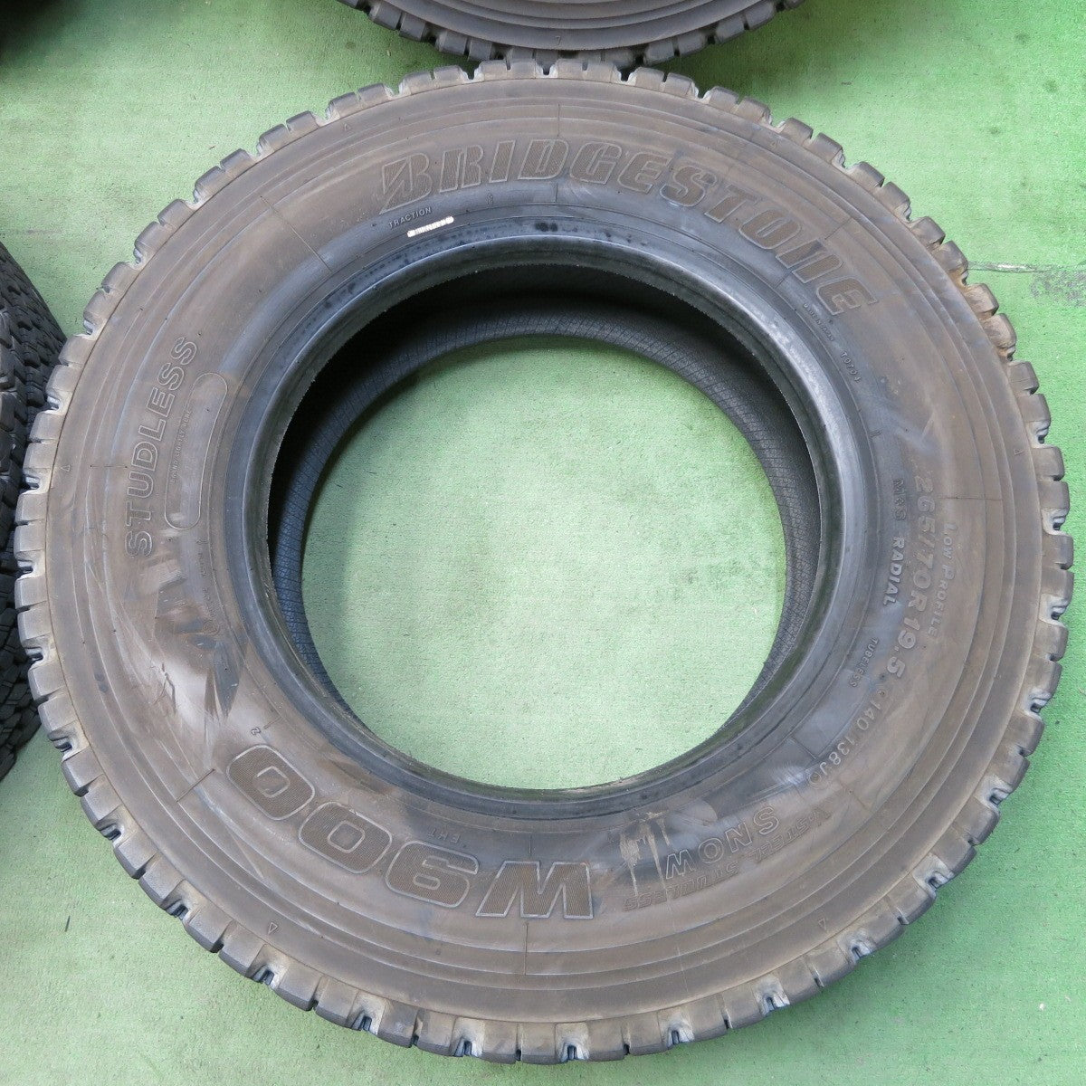 バリ溝!24年!9.5分★トラック タイヤ 265/70R19.5 140/138J スタッドレス ブリヂストン W900 19.5インチ★5053002ナスタ