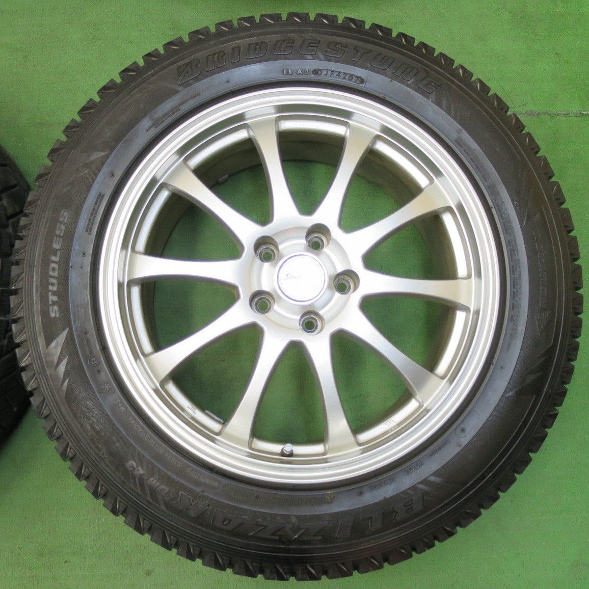 バリ溝!キレイ!9.5分★スタッドレス 225/65R18 ブリヂストン ブリザック DM-Z3 Stranger ストレンジャー 18インチ PCD114.3/5H★5020311イス