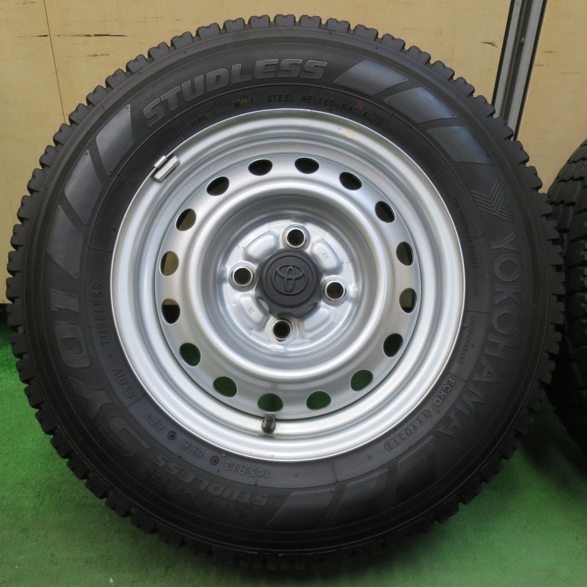 バリ溝!キレイ!9.5分★トヨタ プロボックス サクシード 純正 スチール 165R13 6PR スタッドレス ヨコハマ SY01 13インチ PCD100/4H★5040303イス