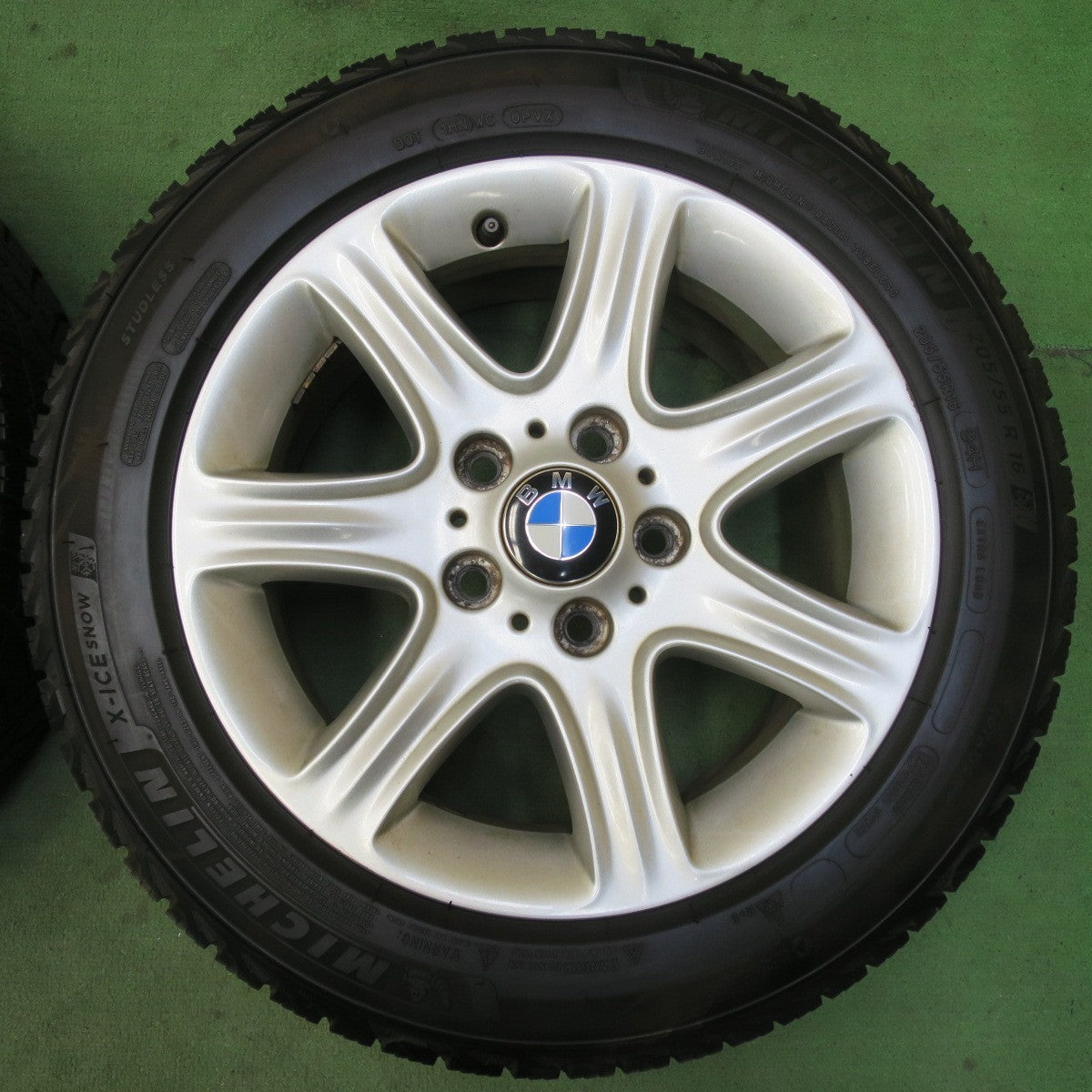バリ溝!8.5分★BMW 1シリーズ F20 純正 205/55R16 スタッドレス ミシュラン X-ICE SNOW 16インチ PCD120/5H★5092902イス
