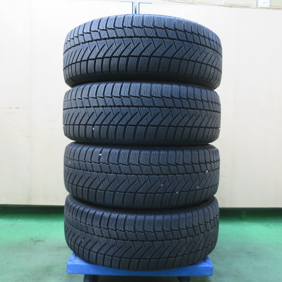 バリ溝!キレイ!9.5分★アウディ A1 純正 185/60R15 スタッドレス コンチネンタル コンチバイキング コンタクト6 15インチ PCD100/5H★6012808イス