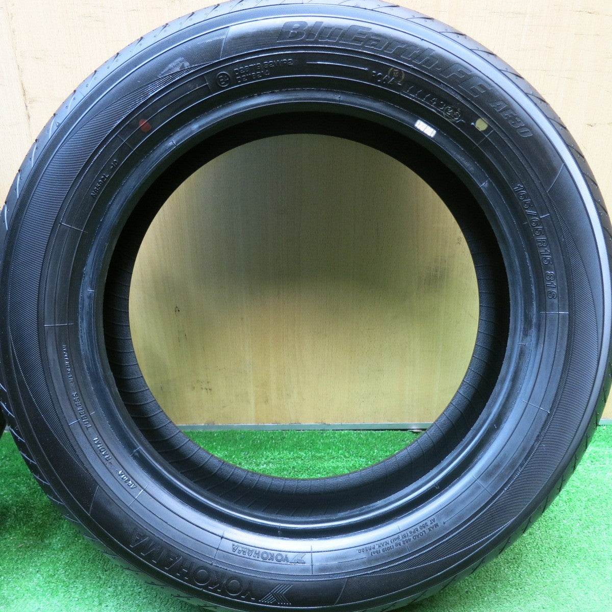 新車外し!23年★165/65R15 ヨコハマ BluEarth-FE AE30 ブルーアース タイヤ 15インチ タフト デリカ D:2 ソリオ 等★5051802HAノタ