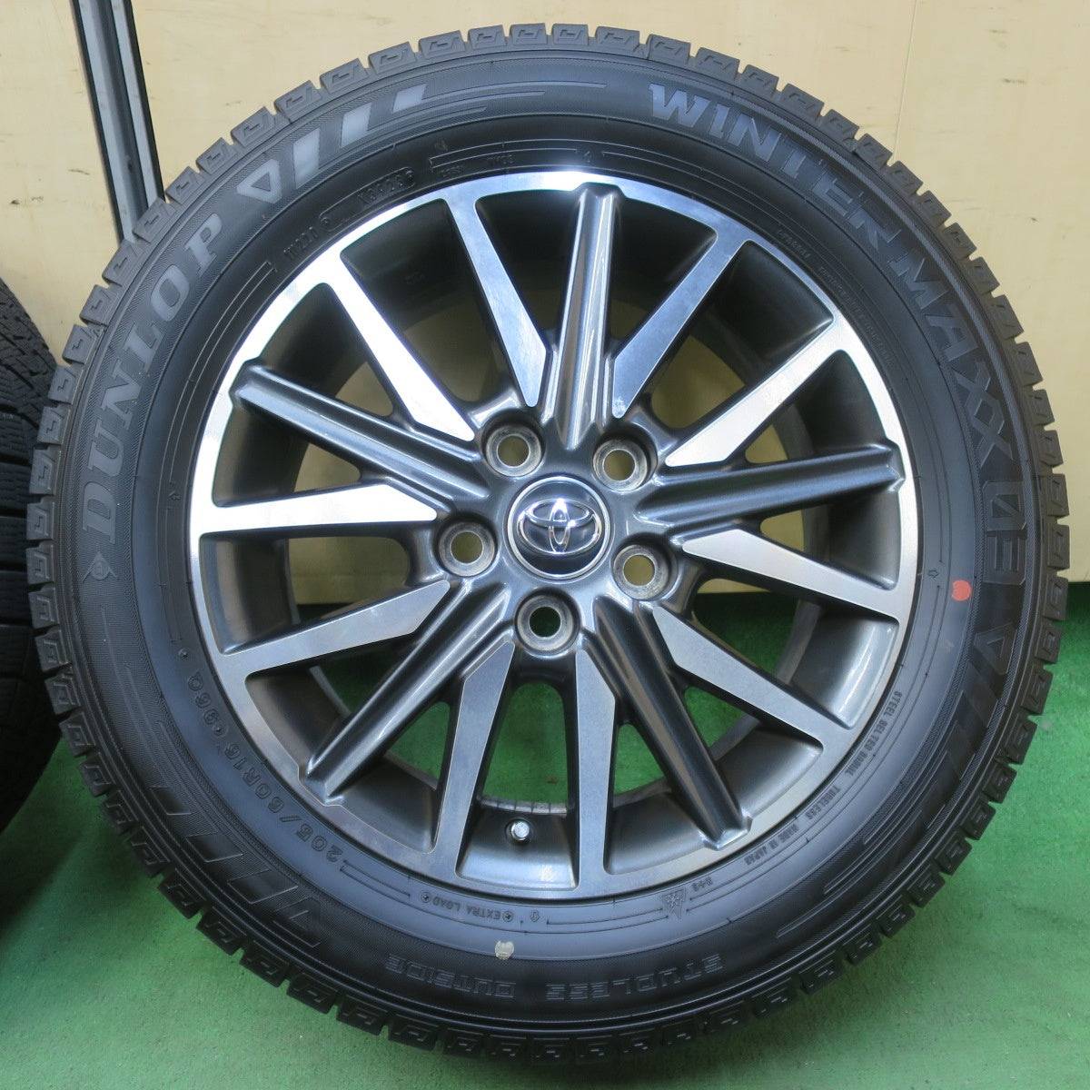 バリ溝!23年!9.5分★トヨタ 80系 ヴォクシー ノア 純正 205/60R16 スタッドレス ダンロップ ウインターマックス03 16インチ PCD114.3/5H★5092603イス