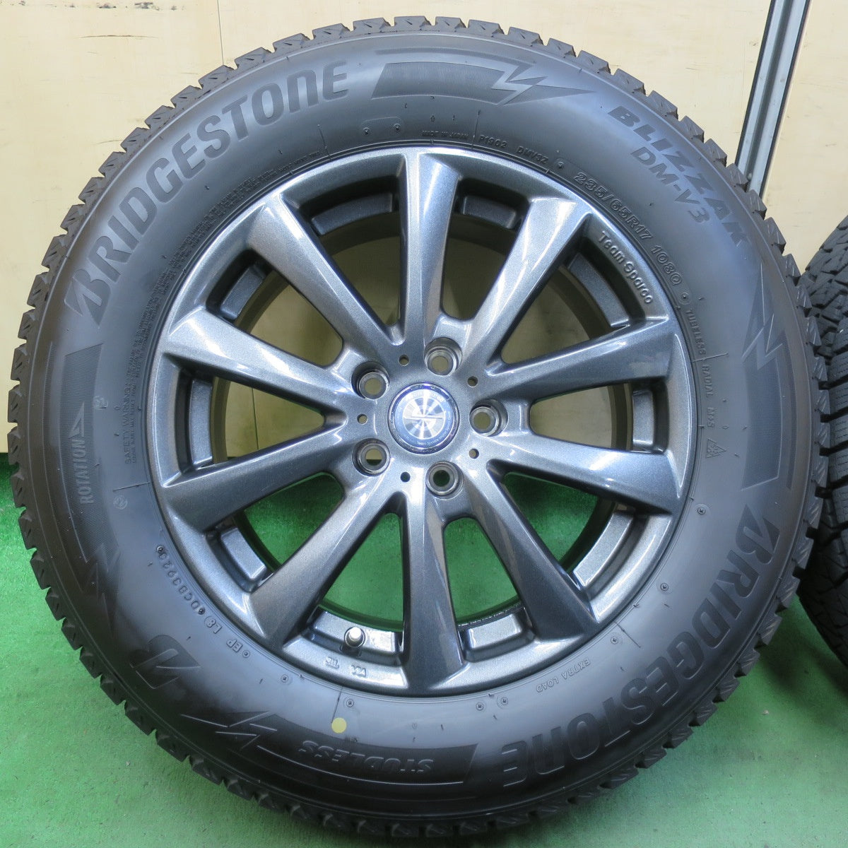 バリ溝!23年!キレイ!9.5分★アウディ 等 235/65R17 スタッドレス ブリヂストン ブリザック DM-V3 Team Sparco チームスパルコ 17インチ PCD112/5H★5090403イス